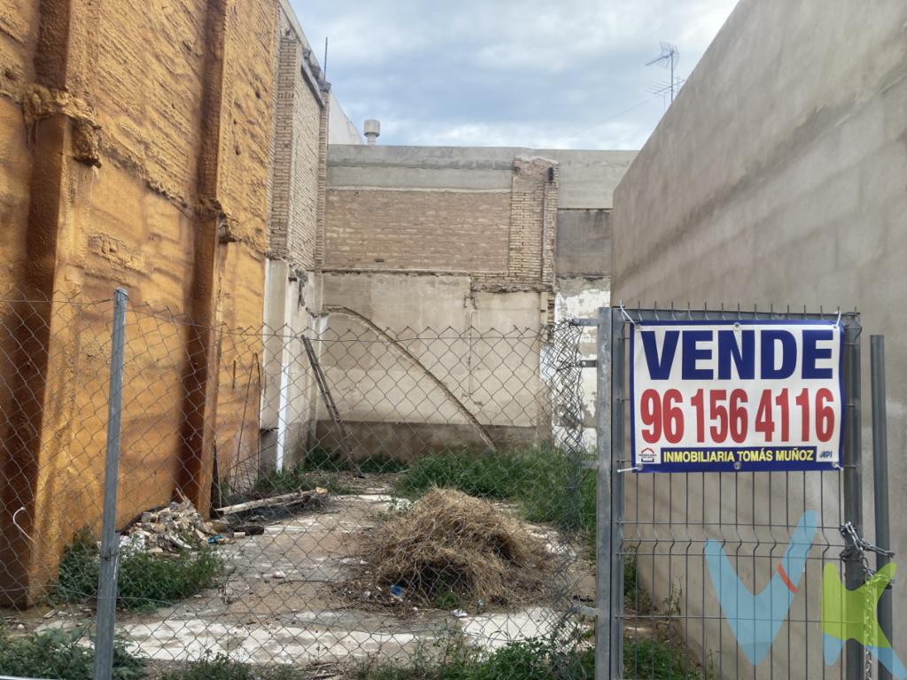  En el centro de Massanassa,  próximo al Ayuntamiento, en una zona tranquila, ideal para vivir, se encuentra este inmejorable solar urbano edificable con una superficie de 70 m2 en venta, ideal para aquellos que buscan  construir una vivienda independiente para formar su hogar, en un entorno tranquilo y con calidad de vida para tus seres queridos.Con una superficie de parcela de 70 m2 de solar, suficiente  para construir una vivienda amplia y cómoda con una edificabilidad máxima de 210 m2, formada por en planta baja de aproximadamente 70m2, y la posibilidad  de construir hasta dos plantas  de similares superficies, destinadas a vivienda.Esta parcela es perfecta para familias que desean disfrutar de un entorno tranquilo en pleno centro de la población con inmejorable calidad de vida.  Además, su ubicación estratégica permite acceder fácilmente a todos los servicios necesarios, como colegios, supermercados, amplia zona comercial y  centros de salud. Cuenta con inmejorable ubicación, lo que favorece enormemente sus accesos y transporte, lo que facilita su conexión con el centro de Valencia capital u otras localidades cercanas, el puerto y aeropuerto de Valencia a 5 minutos, y zonas de playa. El terreno se encuentra en una zona residencial totalmente consolidada con todos los servicios. Con la posibilidad de construir una casa a medida, podrás diseñar cada detalle según tus gustos y necesidades. Además, la tranquilidad y privacidad que ofrece esta parcela la convierten en el lugar perfecto para vivir, muy próximo a la ciudad de Valencia.No pierdas la oportunidad de visitar esta terreno  edificable en Massanassa y descubrir todas las posibilidades que ofrece, es la oportunidad única de construir la casa de tus sueños!¿Estás buscando un lugar tranquilo donde construir tu hogar? Esta parcela edificable en Massanassa es la respuesta a tus deseos.  Parcela suficiente para construir una casa amplia y todas las comodidades con un precio asequible y a tu alcance. ¡No esperes más y llámanos, te informaremos gustosamente.!     PRECIO REBAJADO ....85.000.-EUR, impuestos no incluidos 10%. Precio Negociable.