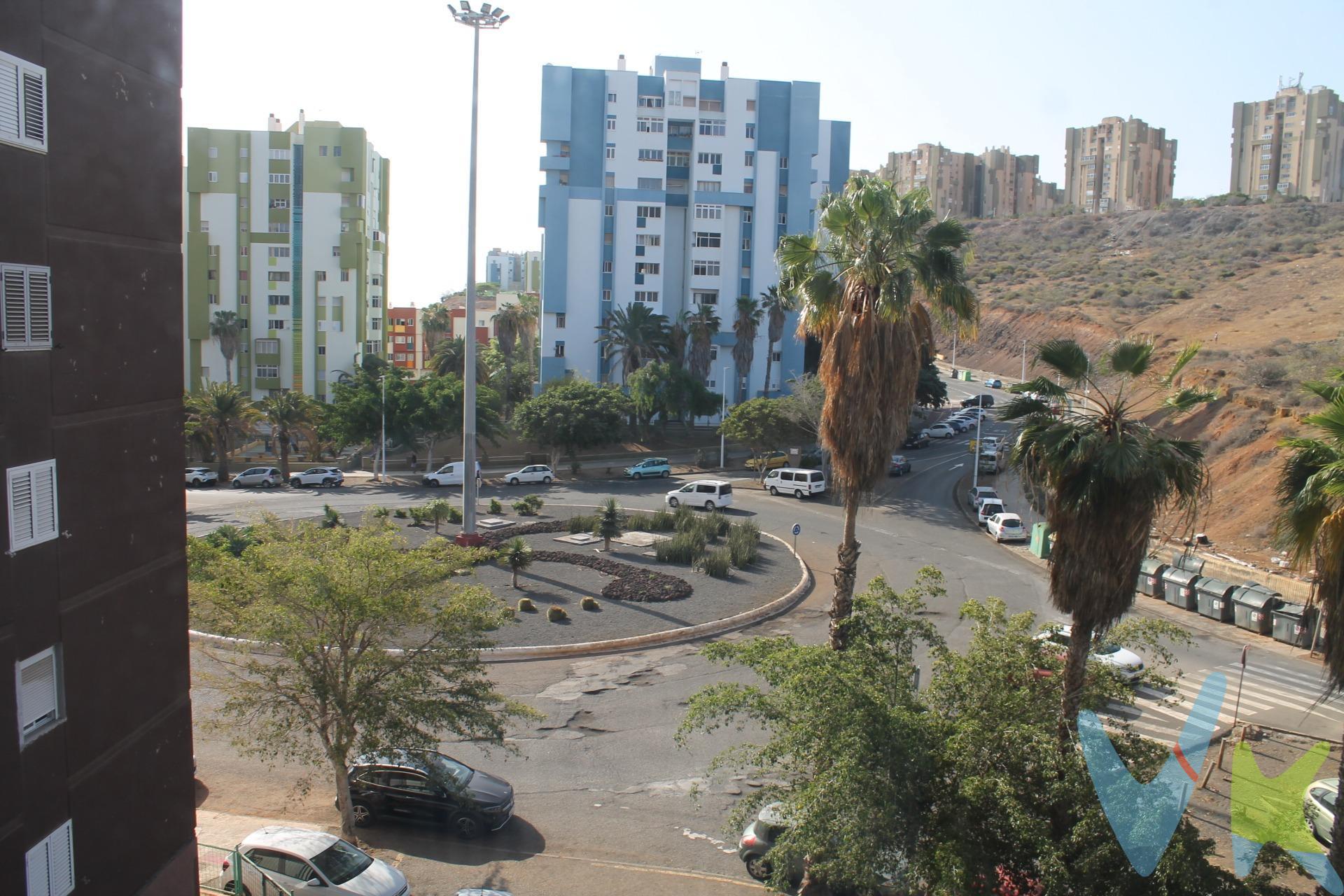 Descubre este encantador piso ubicado en la tranquila zona de Jinámar, Telde. Con una superficie construida de 88 m² y útil de 77.73 m², esta propiedad ofrece un ambiente cómodo y acogedor para disfrutar del día a día. El inmueble cuenta con tres habitaciones: una doble y dos sencillas que permiten maximizar el espacio disponible idealmente distribuido para familias o profesionales. Además, dispone de un baño completo bien conservado. La orientación Este-Oeste garantiza luminosidad natural durante todo el día, realzando la calidez del hogar gracias a su diseño totalmente exterior que brinda agradables vistas al entorno . Situado estratégicamente cerca de todos los servicios necesarios como autobuses cercanos para facilitar tu movilidad diaria; centros comerciales donde encontrarás diversas opciones comerciales y entretenimientos; así como colegios que aseguran educación cercana a tus hijos. No pierdas la oportunidad de adquirir este excelente piso!  Ideal tanto si buscas invertir como si deseas establecerte cómodamente junto a todas las comodidades necesarias.