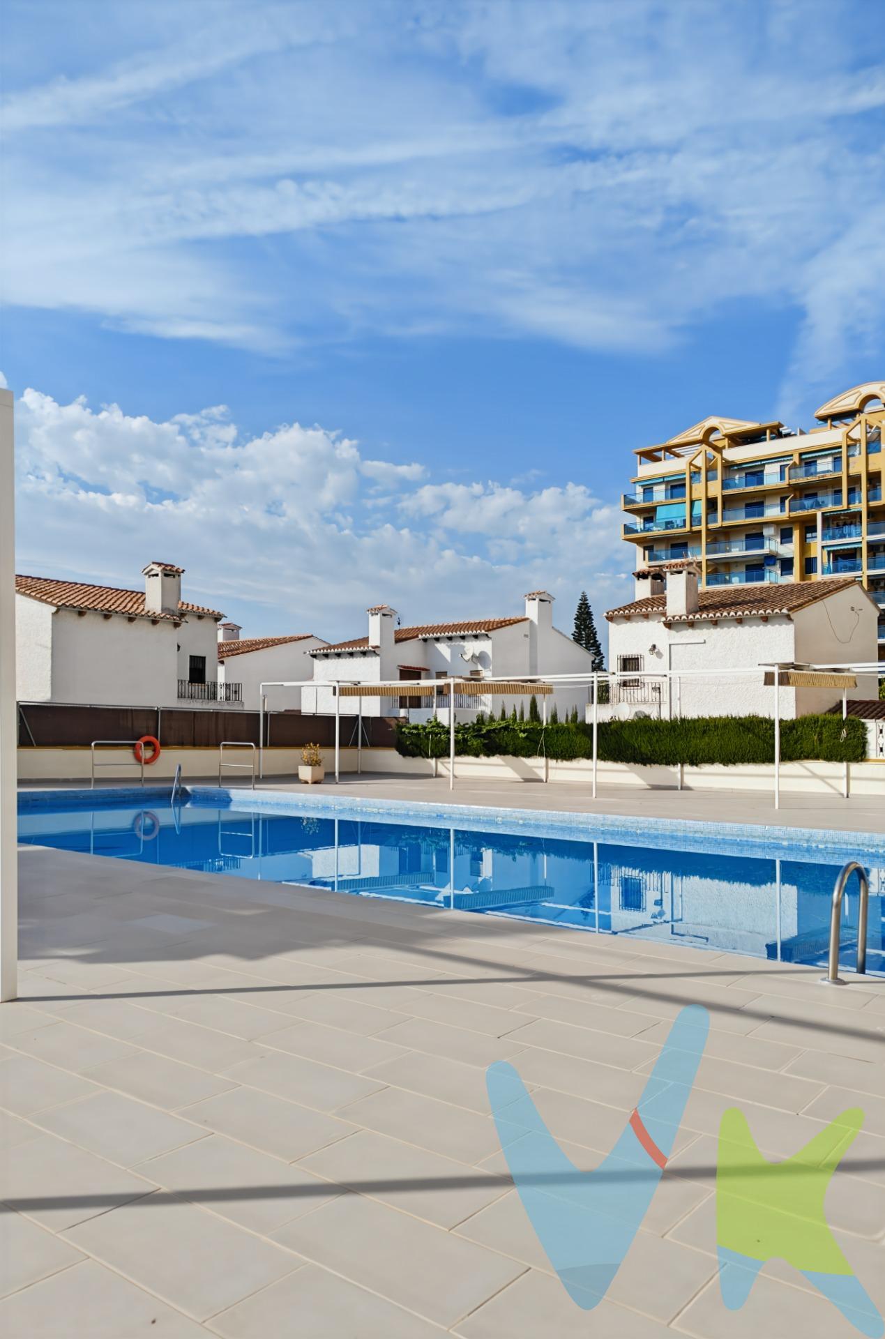 ¡Tu apartamento ideal en la playa de Gandía te está esperando! . ¿Buscas un amplio apartamento de tres habitaciones? ¿Con piscina comunitaria, plaza de aparcamiento y trastero? ¡Lo tenemos para ti!. RE/MAX Urbe 2 te presenta este fantástico apartamento en el emblemático edificio “Los Dorados”, ubicado en la Avenida del Nord, a un paso de la playa de Gandía. Características destacadas:. 3 dormitorios con armarios empotrados, pensados para maximizar el espacio. Salón-comedor amplio y luminoso con acceso a terraza. Cocina independiente equipada, con galería. 2 baños completos, uno de ellos en suite en el dormitorio principal. Terraza privada para relajarte y disfrutar del clima mediterráneo. Exclusivas zonas comunes:. Disfruta de una gran piscina comunitaria y amplias zonas ajardinadas ideales para descansar y aprovechar al máximo los días soleados. Además, el residencial cuenta con un elegante acceso con sofás y zonas de descanso. Comodidades adicionales incluidas:. Plaza de garaje y trastero incluidos en el precio, ¡para que no te falte nada en tus escapadas!. Su cercanía al mar y su excelente ubicación hacen de este apartamento el lugar perfecto para disfrutar del buen clima todo el año. ¡No dejes pasar esta oportunidad! Llámanos y agenda tu visita hoy mismo. ¡Te enamorará!. La descripción del presente inmueble e imágenes tienen mero carácter informativo y en ningún caso carácter contractual, pudiendo ser modificados por la inmobiliaria comercializadora sin que ello implique responsabilidad alguna frente a terceros. En el precio de venta a público, esta propiedad NO incluye los gastos de adquisición (Notario, registro, gestión, honorarios, etc…).