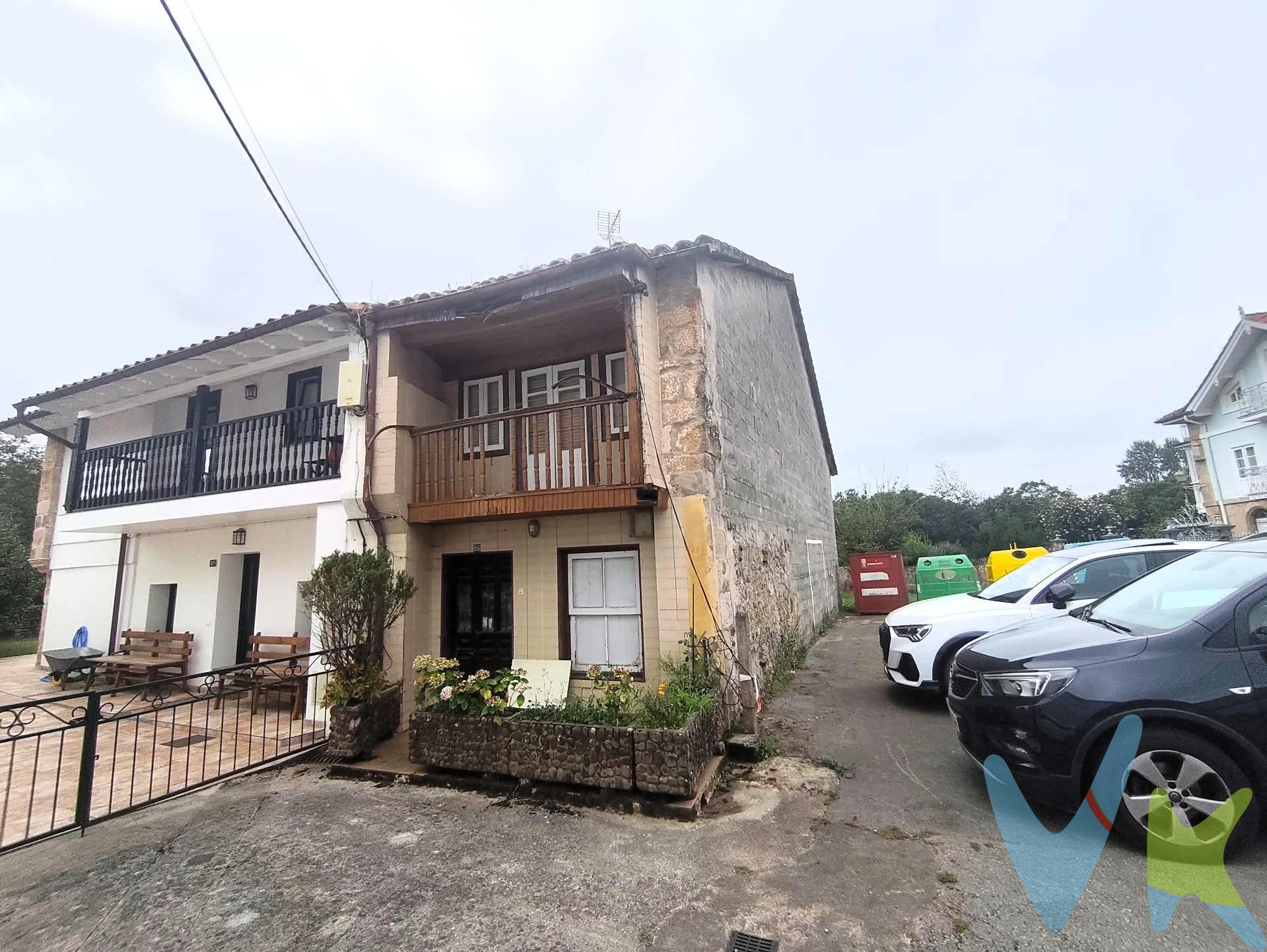 Si buscas un proyecto con carácter y quieres dar una nueva vida a una vivienda tradicional cántabra, esta propiedad en Santa María de Cayón, puede ser una excelente oportunidad. La casa se distribuye en dos plantas y conserva elementos tradicionales que le aportan un encanto especial, entre ellos su bonita balconada en la fachada principal, uno de los detalles más característicos de este tipo de viviendas. La propiedad no dispone de jardín y necesita una reforma integral, por lo que ofrece la posibilidad de plantear una rehabilitación completamente a tu gusto, conservando su esencia y adaptándola a las necesidades actuales. Una vivienda pensada para quienes valoran las casas con historia y buscan un proyecto de reforma para crear algo verdaderamente personal en un entorno tranquilo como Santa María de Cayón. Si estás buscando una casa para rehabilitar y convertir en un hogar con personalidad, merece la pena conocerla. Los impuestos, gastos de notaría y registro no están incluidos en el precio.