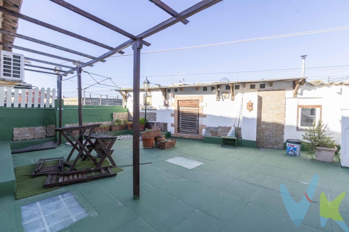 Espacios amplios y bien distribuidos en una vivienda con historiaTe presentamos esta casa típica de pueblo en Roca, pedanía de Meliana, con 129 m² construidos, que combina el encanto de las viviendas tradicionales de la huerta valenciana con actualizaciones pensadas para el confort actual. Construida en 1920, mantiene elementos propios de la época, como estancias amplias y una distribución pensada para la vida familiar, convirtiéndose en una excelente oportunidad para quienes valoran las casas con personalidad.Planta baja: comodidad y funcionalidad para el día a díaAl acceder a la vivienda encontramos un amplio salón comedor, un espacio cómodo y acogedor, ideal para reuniones familiares o para disfrutar del descanso diario. Desde aquí se distribuyen las estancias principales de la planta baja, pensadas para hacer la vida más práctica.La vivienda dispone en esta planta de dos habitaciones, perfectas como dormitorios, habitación de invitados o incluso como despacho. La cocina es independiente y de buen tamaño, con espacio suficiente para zona de trabajo y almacenamiento, y cuenta además con una despensa, un elemento muy valorado en este tipo de casas de pueblo. Completa la planta un baño completo, amplio y funcional, con buena ventilación.Primera planta: descanso, terraza y espacio exteriorEn la primera planta se sitúan dos habitaciones dobles, con buena luz natural y ventilación, pensadas como zona de descanso principal. Esta planta cuenta también con un baño, lo que aporta comodidad y funcionalidad para la vida diaria, evitando desplazamientos continuos entre plantas.Desde esta altura accedemos a una zona diáfana, un espacio abierto con múltiples posibilidades de uso: sala de estar, zona de lectura, espacio de juegos o distribuidor. Desde aquí se sale a uno de los grandes atractivos de la vivienda.La casa dispone de una agradable terraza, perfecta para disfrutar del clima mediterráneo, organizar comidas al aire libre o simplemente relajarse, equipada con barbacoa. Desde la terraza se accede a una estancia adicional, independiente, ideal como zona de trabajo, estudio, taller o espacio creativo, aportando un valor añadido por su versatilidad y privacidad.Una casa de pueblo con ubicación privilegiadaEsta vivienda conserva las características de las casas tradicionales de la zona: espacios amplios, buena ventilación y una distribución pensada para el uso familiar. Se encuentra en Roca, un entorno tranquilo y auténtico, rodeado de huerta, pero con la ventaja de estar muy bien comunicado.La cercanía al mar permite disfrutar de las playas en pocos minutos, mientras que la proximidad a Valencia ciudad facilita el acceso a todos los servicios, trabajo y ocio, combinando tranquilidad y comodidad en el día a día.Una casa con carácter, terraza y múltiples posibilidades, ideal para quienes buscan espacio, historia y buena ubicación. Contacta con nosotros y ven a visitarla, te sorprenderá su potencial.