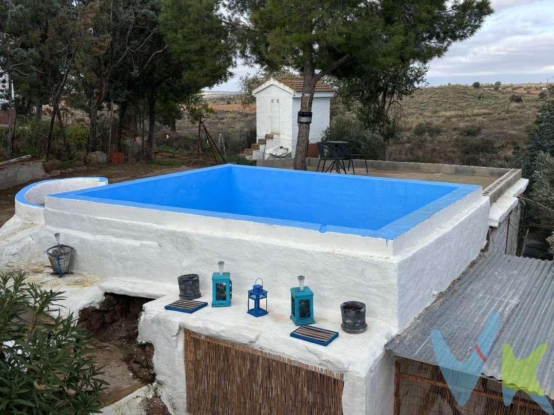Vivienda en zona rural de Mora de Toledo.
Escuchamos ofertas.
Se vende casa con parcela de 2.740 m2 a 8 kilometros de Mora. Con zona de cercado para varios caballos, dos pozos de agua, piscina y arboles.
La casa a sido restaurada teniendo en cuenta el entorno de La mancha, color blanco con añil, manteniendo el encanto del entorno paisajístico en el que se sitúa. Tiene dos plantas:

Planta primera: Consta de 88m2 construidos, salón-comedor amplio con cocina integrada, 2 dormitorios y un tercer dormitorio con acceso exterior. Baño con plato de ducha, sin armarios empotrados y aparato de aire acondicionado en dormitorio principal. Dispone de una terraza de entrada de 40m2 con vistas a la parcela y a la zona de caballos.
Planta baja del inmueble con 4 dormitorios, chimenea en el dormitorio principal, vestidor y salón común. Acceso desde la escalera interior. Cuarto de baño en reforma. Superficie 88m2 aproximadamente.
Planta primera exterior: Acceso desde la zona de piscina a una séptima habitación exterior. Superficie 10m2.

En el exterior, dispone de un Jacuzzi con un año de uso, dos pozos de agua para riego, terreno cercado para los caballos, y varios trasteros en casetas prefabricadas de chapa. La piscina esta en la zona mas alta de la parcela y tiene unas vistas espectaculares al campo y a la casa.
Orientación Salón, terraza y zona de cercado de caballos Sur - Este.
CALIDADES: Suelos de terrazo en primera planta y en terminación rustico rasado en planta baja, ventanas PVC climalit oscilo batiente en ambas plantas, puertas madera color, pintura lisa, chimenea de leña, termo de agua, aire acondicionado, alarma con cámaras de video-vigilancia exterior e interior.
Pintada exterior e interiormente de blanco con detalles en añil. Una construcción tradicional del entorno manchego, individual, sin ruidos y en plena naturaleza.
ENTORNO: Pertenece a Mora, Toledo, dotada de todos los servicios. Con parada de autobús, colegios, institutos, farmacias, supermercados, etc. 
Distancias: 8 kilómetros de Mora, 8 Kms de huerta de Valdecarábanos. 30 kms de Toledo, 30 kms de Aranjuez.
La casa esta registrada en un catastro urbano y la finca en un catastro de finca rural. Es un urbanización en suelo urbanizable, por lo que no ha obtenido la calificación de suelo urbano, según el certificado no existe expediente disciplina urbanística. Según la escritura de compraventa inicial, se reconoce una obra nueva del año 1982, pero al ayuntamiento no le consta dicha obra nueva aunque si la reconoce desde dicho año. Te puedes empadronar sin ningún tipo de obstáculo, lo permite el ayuntamiento. Los propietarios actuales la compraron y rehabilitaron creando un entorno natural y bello para tener animales equinos.
Tiene el libro "Registro de explotación equina". 
Al ser rustico, la mayoría de los bancos no quieren hipotecar. Si no dispones de un contado para la compra, solo se podría hipotecar una segunda vivienda si se tuviera.
¡Infórmate sin compromiso!
Honorarios por intermediación inmobiliaria no incluidos en el precio.
"Información válida salvo error tipográfico".