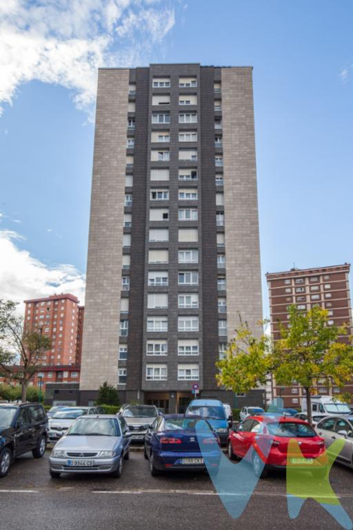 Iniciamos la venta en el POLIGONO de esta magnifica vivienda, rodeado de todos los servicios, colegios, centro de salud, supermercados, zonas verdes, buena comunicación de trasporte publico con toda la ciudad y salidas directas al autopista. Edificio construido en 1976, la vivienda dispone de 100 m2 construidos y 72 m2 útiles.Es completamente EXTERIOR y muy luminoso ya que se encuentra en una séptima planta. La vivienda esta distribuida en un gran recibidor, cocina independiente, amplio salón/ comedor y tres dormitorios, amplio baño con plato de ducha. Despensa ubicada en el pasillo. GRAN TRASTERO incluido en el precio.Ventanas de PVC oscilobatientes con doble acristalamiento. Suelos de parque y gres, puerta de entrada de seguridad Edificio con fachada rehabilitada, tejado y portalConsúltenos sin compromiso, le asesoraremos durante todo el proceso de compra-venta.Para cualquier información adicional o realizar una visita al inmueble póngase en contacto con INMOBILIARIA SANTA OLAYA