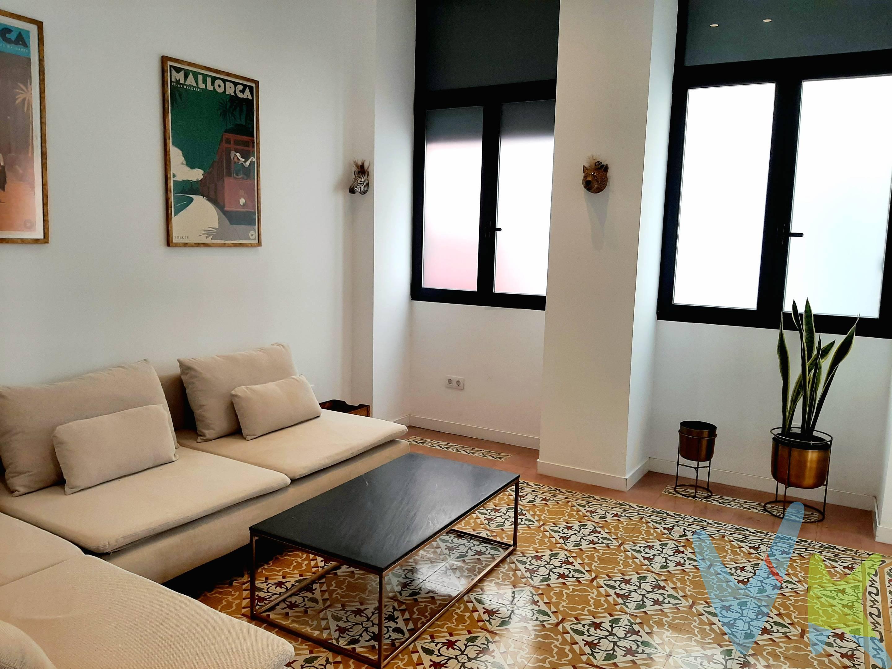 Casa moderna luminosa, reformada y lista para entrar a vivir en el centro de San Gregorio, zona con poca oferta y gran demanda del municipio de Telde. Hogar familiar totalmente reformado, que combina la tranquilidad y comodidad contando en la planta baja con un salón exterior amplio, una cocina independiente y práctica. Luego pasamos a un espacio que cuenta con una zona de comedor donde se disfruta de la luminosidad del patio interior. En la zona de descanso tenemos dos dormitorios con un baño completamente equipado. La casa se entrega totalmente amueblada y equipada. En la planta alta nos encontramos con un cómodo y amplio espacio para el ocio, donde tenemos una buhardilla, una terraza abierta y un buen trastero que cuenta con agua y luz.  . Otra ventaja de esta propiedad es que es interesante opción para invertir, ya que se podría convertir en tres viviendas o alquilarla tal cual está. Cuenta con el derecho a vuelo. No dudes en ponerte en contacto conmigo para visitarla, te gustará.  