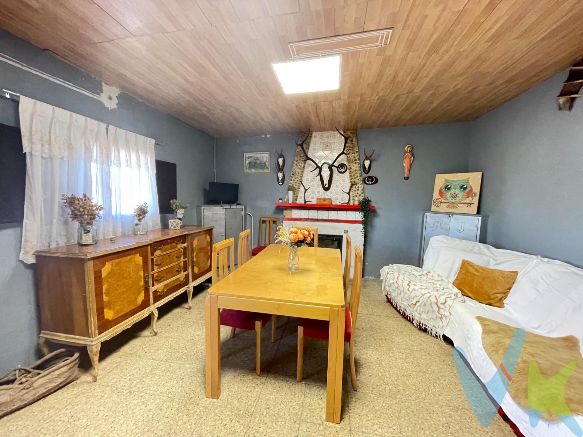 Se vende casa de campo ubicada en una parcela de 1.894 m2 más terreno agrícola destinado a cultivo de viña de secano con 2.168 m2 adicionales, total 4.062 m2 de terreno. Ubicado en un entorno natural del municipio de Chiva en zona de la Marjana donde podrás disfrutar de la tranquilidad más absoluta con un paisaje excepcional. 🏠 Distribución: . La vivienda tiene una superficie de 80 m2 construidos y se compone de salón-comedor, cocina, aseo y tres dormitorios, uno de ellos doble y los otros dos individuales. En la parte exterior de la vivienda nos encontramos dos trasteros de unos 25 m2 cada uno de ellos, una balsa con depuradora y gallinero, destinándose el resto de la parcela a terreno libre y zona de aparcamiento. 🏡 Detalles y equipamiento:. La vivienda cuenta con instalación solar fotovoltaica con inversor de 12 v a 220 v con acumuladores que aseguran su abastecimiento eléctrico ⚡️🔋, garantizando además eficiencia energética y sostenibilidad. El suministro de agua se realiza a través de un aljibe subterráneo que almacena el agua de la lluvia recogida del tejado. Calentador de agua mediante gas butano. Estufa empotrada en salón-comedor creando un ambiente confortable y cálido en los fríos días de invierno. Y para los días más calurosos, la propiedad cuenta con una pequeña balsa con depuradora. La parte de terreno donde se ubica la vivienda se encuentra totalmente vallada. 🌿 Ubicación. Enclavado en pleno Paraje Natural del término municipal de Chiva, en el altiplano de la Marjana, zona ideal para amantes del campo y de la caza (perdiz, conejo, liebre, jabalí y corzo).   Se ubica a 12 km de Siete Aguas, núcleo urbano más próximo, y a menos de una hora de la ciudad de Valencia. ✨ Contáctanos hoy mismo para más información y agenda tu visita. ℹ️ Los gastos de compraventa y honorarios de agencia no están incluidos en el precio. 