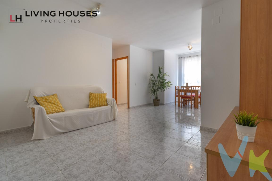  ¡Estupenda oportunidad de inversión en el corazón de Oropesa del Mar-Orpesa! Presentamos un encantador apartamento en venta situado en la codiciada Zona Centro de la localidad, ideal tanto para aquellos que buscan una residencia permanente como para quienes desean una casa vacacional cerca del mar. Su inmejorable ubicación le proporciona acceso rápido y conveniente a todos los servicios y comodidades que ofrece esta alegre localidad costera.El inmueble dispone de una superficie útil de 50 metros cuadrados, perfectamente distribuidos para ofrecer un espacio cómodo y funcional. Con 55 metros construidos, este apartamento está diseñado para aprovechar al máximo cada rincón. Ubicado estratégicamente en la planta 1 del edificio, construido en el año 2000, disfrutará de un hogar moderno con todas las comodidades actuales. El edificio además cuenta con ascensor, facilitando así la accesibilidad para todos los residentes.El espacio interior está distribuido en dos acogedoras habitaciones, ideales para descansar y disfrutar de la privacidad. Además, se entrega amueblado, listo para ser habitado sin preocupaciones.La ubicación del apartamento es excepcional. Cuenta con servicios de transporte cercanos, incluyendo tren y autobús, lo que facilita los desplazamientos a otras áreas de la ciudad o incluso más allá. Esto lo convierte en una opción ideal para quienes valoran la movilidad y desean disfrutar tanto del bullicio de la ciudad como de momentos de tranquilidad. Al vivir aquí, tendrá todo a su alcance: tiendas, restaurantes, supermercados y una vibrante vida social que caracteriza a Oropesa del Mar.La cocina, es el lugar perfecto para experimentar y disfrutar de la gastronomía. Su diseño práctico facilita el flujo de trabajo, haciendo de ella un espacio agradable para inspirarse.Este apartamento es sin duda una oportunidad que no debe dejar pasar. La combinación de su ubicación céntrica, diseño moderno y la conveniencia del transporte accesible lo convierte en una inversión inteligente en el mercado actual. No pierda la oportunidad de visitar este inmueble. Descubra por qué podría ser el hogar de sus sueños o una excelente inversión para el futuro. Para más información o para concertar una visita, no dude en ponerse en contacto. Será un placer mostrarle todo lo que este maravilloso hogar tiene para ofrecerle.--------------------------------------Agencia inmobiliaria en Oropesa del mar si quieres comprar o vender casas pisos o locales en la comunidad Valenciana con oficina en Oropesa del Mar, Castellón. Para mayor seguridad en la compraventa, todas nuestras viviendas poseen FICHA DE CERTIFICACIÓN DE INMUEBLES registrada por la Asociación de Inmobiliarias de la Comunidad Valenciana ASICVAL. Antes de comprar o de entregar las arras, pida el Certificado de la vivienda para estar seguro y tranquilo sobre la situación legal, urbanística y de cargas de la misma. Los impuestos, gastos de notaría y registro no están incluidos en el precio de venta. 