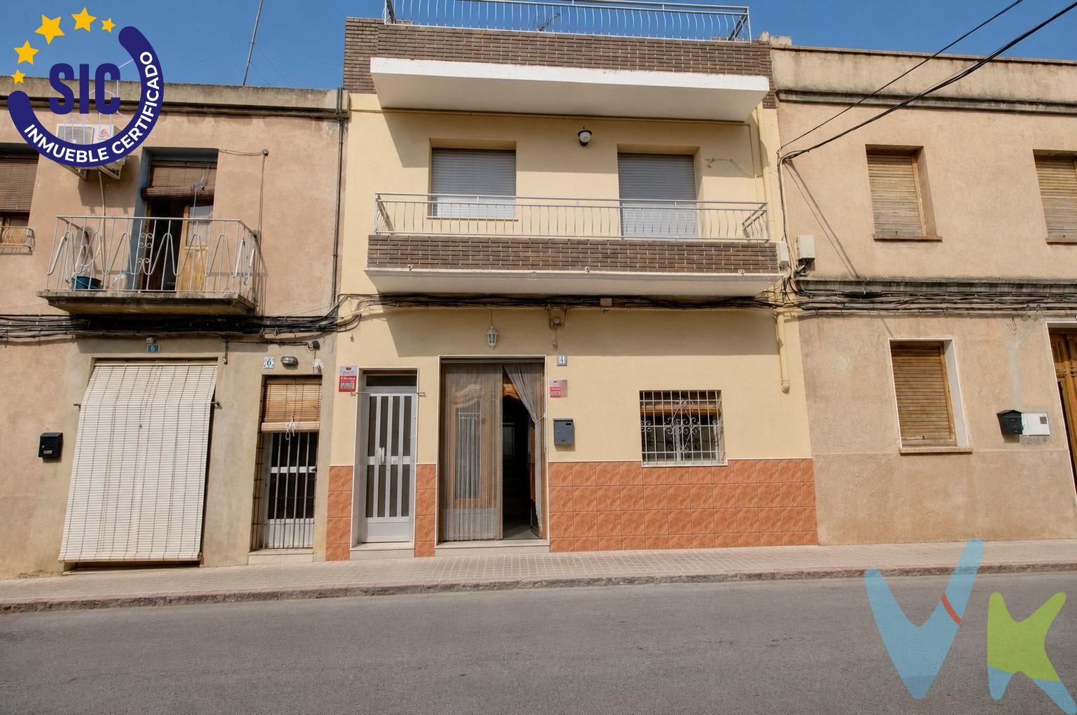 Al cruzar la puerta de esta planta baja se percibe una sensación cada vez más difícil de encontrar: espacios amplios, techos altos y una distribución pensada para disfrutar de cada estancia con comodidad. Una vivienda que conserva el carácter de las casas tradicionales y que ofrece la oportunidad de adaptarla a un estilo de vida actual sin perder su esencia. Con 104 m² construidos, la vivienda se distribuye en dos grandes dormitorios dobles, una habitación sencilla, un amplio salón-comedor, una acogedora salita independiente, cocina independiente, cuarto de baño, un práctico espacio de almacenaje y un patio interior, un espacio versátil donde disfrutar de reuniones familiares, crear una zona de relax o disponer de un rincón exterior para el día a día. El amplio pasillo central articula la vivienda de forma cómoda y aporta una agradable sensación de continuidad, mientras que las diferentes estancias ofrecen múltiples posibilidades para personalizar cada rincón según las necesidades de sus futuros propietarios. Su distribución resulta especialmente cómoda para quienes buscan vivir en una sola planta, con amplitud y sin renunciar a la funcionalidad. Ubicada en Faura, una localidad tranquila de la comarca del Camp de Morvedre, disfrutarás de un entorno residencial con todos los servicios esenciales, comercios, centros educativos e instalaciones deportivas. Además, su excelente comunicación con Sagunto, las playas de Canet d'en Berenguer y la ciudad de Valencia, situada a unos treinta minutos, permite combinar la tranquilidad de un pueblo con la comodidad de tenerlo todo cerca. Si buscas una vivienda con metros, personalidad y un gran potencial para convertirla en el hogar que siempre has imaginado, esta planta baja merece una visita. Si lo necesitas, te ayudamos con la financiación. El precio del inmueble no incluye los honorarios de la agencia que ascienden al 3% del precio final del inmueble más IVA, ni los gastos de notaría y registro de la propiedad (que están sujetos a aranceles y varían dependiendo del precio de escrituración), ni los impuestos (que en la Comunitat Valenciana dependen del precio del inmueble y de las características personales del comprador). Para mayor seguridad en la compraventa, todas nuestras viviendas poseen FICHA DE CERTIFICACIÓN DE INMUEBLES registrada por la Asociación de Inmobiliarias de la Comunidad Valenciana ASICVAL. Antes de comprar o de entregar las arras, pida el Certificado de la vivienda para estar seguro y tranquilo sobre la situación legal, urbanística y de cargas de la misma. RK ESTAÑOL, mercantil Inmobiliaria Quasablanqua, SL, está inscrita en el Registro de Agentes de Intermediación Inmobiliaria de la Comunidad Valenciana RAICV con el número de registro 1511. 