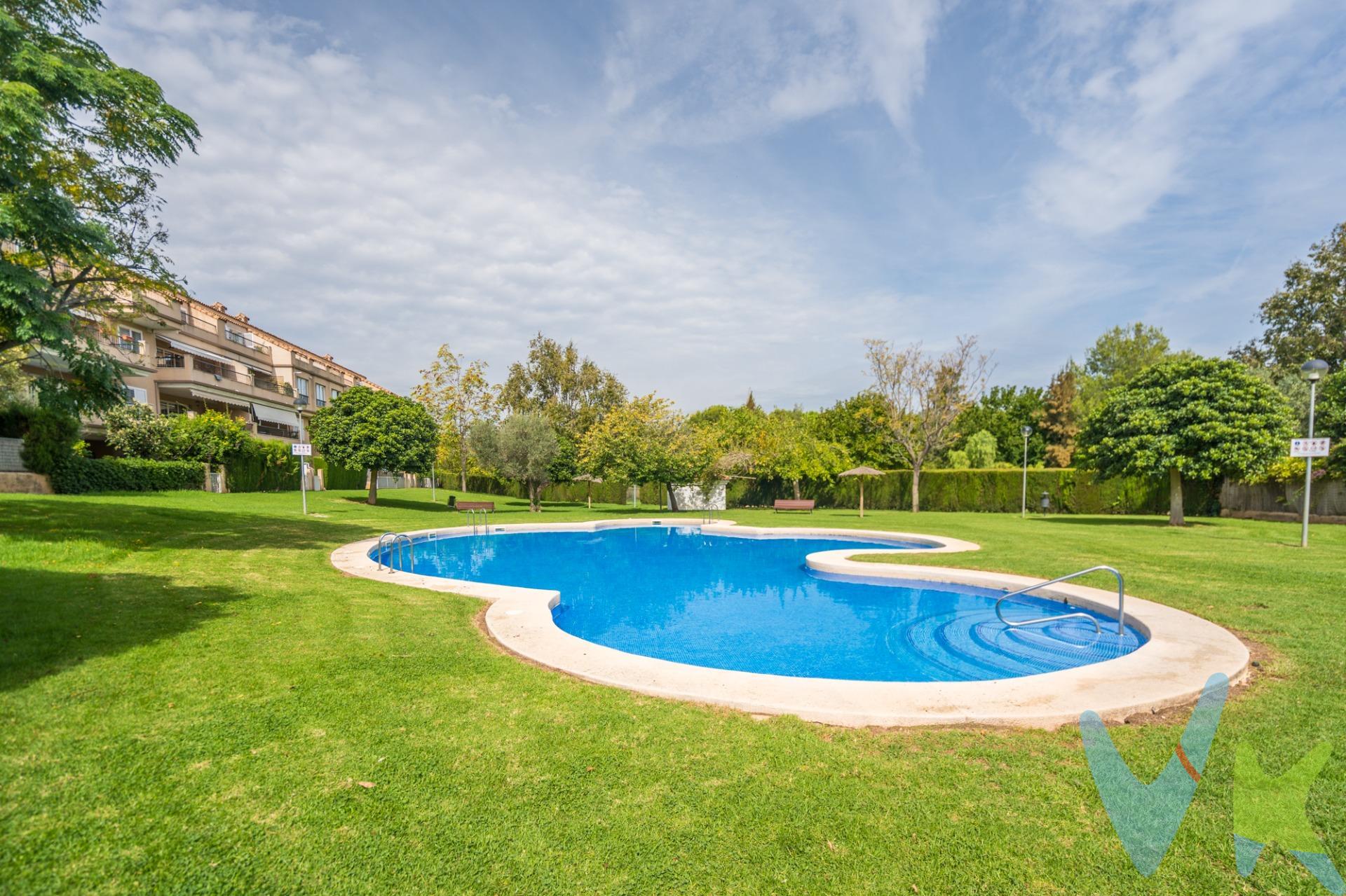 Esta vivienda en planta baja, situada en Torre en Conill, Bétera, es de esas casas que invitan a disfrutar de cada espacio y de cada momento. Una vivienda cómoda, luminosa y especialmente pensada para quienes buscan tranquilidad, amplitud y conexión con el exterior, sin renunciar a la comodidad de tener Valencia y todos los servicios al alcance. Desde el momento en que entramos, encontramos un agradable recibidor que nos conduce al salón-comedor, un espacio acogedor y luminoso que se abre directamente a una amplia terraza privada de aproximadamente 30 m². Un lugar perfecto para desayunar al aire libre, disfrutar de una comida con amigos, crear una zona chill-out o simplemente relajarse al final del día. La cocina, independiente y funcional, dispone de galería y cuenta además con acceso a una segunda terraza privada de otros 30 m², creando una de las grandes particularidades de esta vivienda: dos espacios exteriores con orientaciones opuestas, uno al sur y otro al norte, que permiten disfrutar del exterior de una manera diferente durante todo el año. La terraza orientada al sur recibe abundante luz y sol, convirtiéndose en un espacio especialmente agradable durante los meses más frescos, mientras que la terraza norte ofrece un ambiente más fresco y agradable en los días de mayor calor. Esta doble orientación favorece además la ventilación cruzada de la vivienda, permitiendo generar una circulación natural del aire al abrir ambos espacios y proporcionando una agradable sensación de frescura y confort, especialmente durante los meses de verano. Dos terrazas para elegir dónde disfrutar según el momento del día y la época del año: una para buscar el sol y otra para disfrutar de la sombra y la frescura. La zona de descanso está formada por dos dormitorios dobles, siendo el principal una auténtica zona privada de descanso al disponer de su propio baño. Un segundo baño de cortesía completa la distribución de la vivienda. Además, la vivienda incluye garaje, aportando un extra de comodidad y funcionalidad. Todo ello dentro de un residencial cuidado, con una agradable zona ajardinada y piscina comunitaria, que permite disfrutar del exterior y de una sensación de tranquilidad sin salir de casa. Pero vivir aquí es también elegir el entorno. Torre en Conill ofrece un estilo de vida residencial, tranquilo y rodeado de naturaleza, con zonas verdes, servicios y una ubicación privilegiada en Bétera. Su proximidad al Club de Golf Escorpión, colegios, restaurantes, comercios y servicios del día a día, junto con su buena conexión con Valencia, permite combinar la tranquilidad de vivir en un entorno residencial con la comodidad de tener todo lo necesario cerca. Valencia a pocos minutos.  Una vivienda que respira y un lugar al que apetece llamar hogar. Las terrazas tienen renders para su presentación.  -------------------- .  Por mandato expreso del propietario, comercializamos este inmueble en exclusiva, lo que le garantiza el acceso a toda la información, a un servicio de calidad, un trato fácil, sencillo y sin interferencias de terceros. Por este motivo, se ruega no molestar al propietario, a los ocupantes de la propiedad o a los vecinos. Muchas gracias por su comprensión. Si usted es agente inmobiliario y tiene un cliente para este inmueble, llámenos: estaremos encantados de colaborar. 