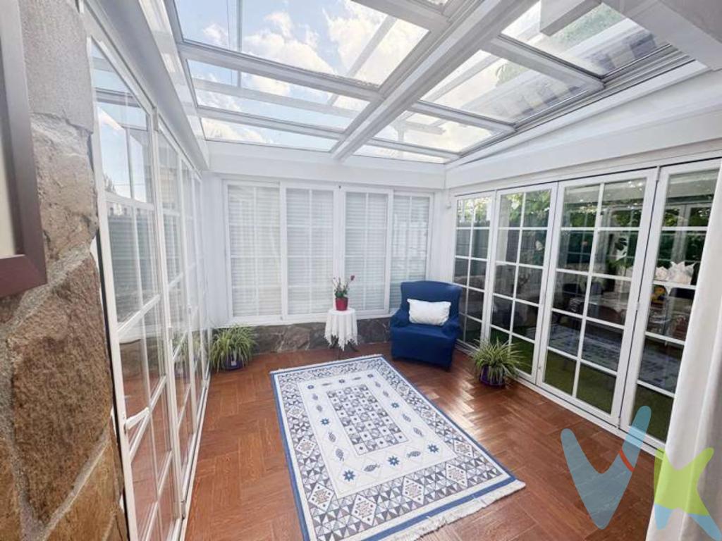 Imagina despertar cada mañana en un lugar donde el espacio, la luz y la tranquilidad se combinan para ofrecerte una calidad de vida difícil de igualar. Este chalet independiente en San Martín de la Vega, muy cerca del Parque Warner, es mucho más que una casa: es ese hogar que llevas tiempo buscando.Ubicado en una amplia parcela de casi 600 m², con una construcción sólida y generosa de más de  300 m², esta vivienda te ofrece todo lo que necesitas para vivir de un modo diferente. Cuenta con seis dormitorios con armarios empotrados, perfectos para una familia numerosa, para recibir invitados, o incluso para montar tu despacho, tu gimnasio o ese rincón creativo que siempre has querido. Tiene dos baños completos y un aseo, tres salones (uno de ellos con chimenea), donde la vida fluye con comodidad, y dos cocinas que te dan libertad para organizar el espacio como quieras, incluso si piensas en dividir la casa o alquilar una parte.El porche acristalado es una joya: un espacio acogedor donde disfrutar del sol de invierno o de una cena tranquila en verano. Y si hablamos de disfrutar, la piscina privada y la zona de barbacoa son el escenario perfecto para reuniones familiares, tardes con amigos o simplemente para relajarte después de un día largo. Todo ello rodeado por un vallado de piedra que aporta privacidad y carácter.Además, la casa cuenta con calefacción y aire acondicionado, para que estés cómodo en cualquier época del año, y garajes amplios para varios coches y que el espacio nunca sea un problema.Ven a verla. Porque hay casas que se visitan y otras que se sienten. Esta es de las que se sienten.