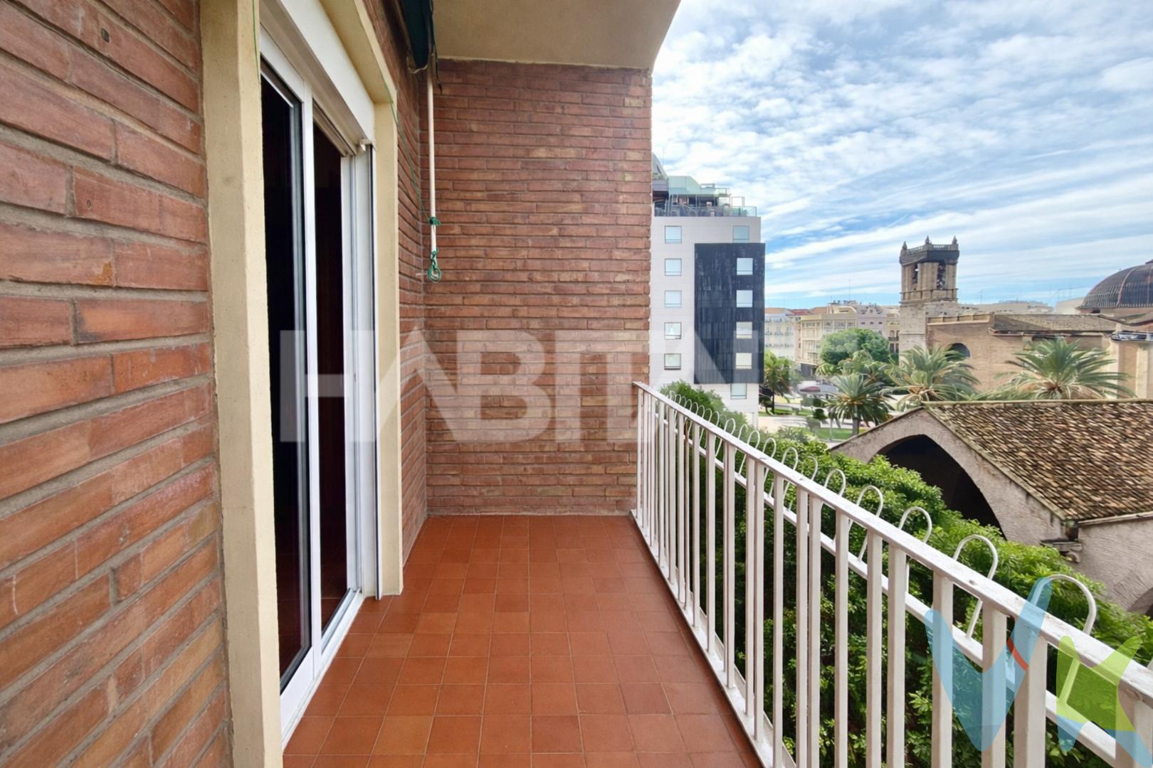 Habitale presenta en exclusiva este amplio y luminoso piso en venta frente al puerto de Valencia, una oportunidad única para quienes buscan comodidad, espacio y una ubicación inmejorable. 

La vivienda dispone de cuatro habitaciones: tres dobles y una individual, ideales tanto para familias como para quienes necesiten espacio adicional para teletrabajar o recibir visitas. Una de las habitaciones dobles cuenta con aire acondicionado y un balcón exterior. 

El baño ha sido reformado por completo, ofreciendo un espacio moderno y funcional con plato de ducha grande. La cocina, independiente y totalmente equipada, se complementa con una estancia anexa que puede destinarse a zona de lavandería o despensa. 

El gran protagonista de la vivienda es, sin duda, su amplio salón-comedor, un espacio lleno de luz natural que invita a relajarse o compartir momentos especiales. Su orientación y altura permiten disfrutar de un entorno abierto y luminoso, con toda la vida del puerto y sus alrededores a un paso: zonas verdes, comercios, transporte público, y una excelente conexión con el centro de la ciudad y la playa. 

Si te interesa, no dudes en escribirnos. ¡Estaremos encantados de ayudarte!

--------------

Por mandato expreso del propietario, comercializamos este inmueble en EXCLUSIVA, lo que le garantiza el acceso a toda la información, a un servicio de calidad, un trato fácil, sencillo y sin interferencias de terceros. Por este motivo, se ruega no molestar al propietario, a los ocupantes de la propiedad o a los vecinos. Muchas gracias por su comprensión.

Precio de venta: 369.000 €. El precio no incluye impuestos ni gastos de compraventa. ITP general CV: 9% —estimado: 33.210 €, salvo tipo reducido, exención, valor de referencia catastral o base imponible que legalmente corresponda—. Honorarios de agencia parte compradora: 3% + IVA 21% —13.394,70 € IVA incluido—. Notaría, Registro, gestoría y financiación: según aranceles/servicios contratados, sin porcentaje fijo. Total orientativo estimado mínimo: 415.604,70 €.

Agentes de la Propiedad Inmobiliaria inscritos con número de registro RAICV 2880 y 4357, las operaciones están garantizadas con Seguro de Responsabilidad Civil y Seguro de Caución.