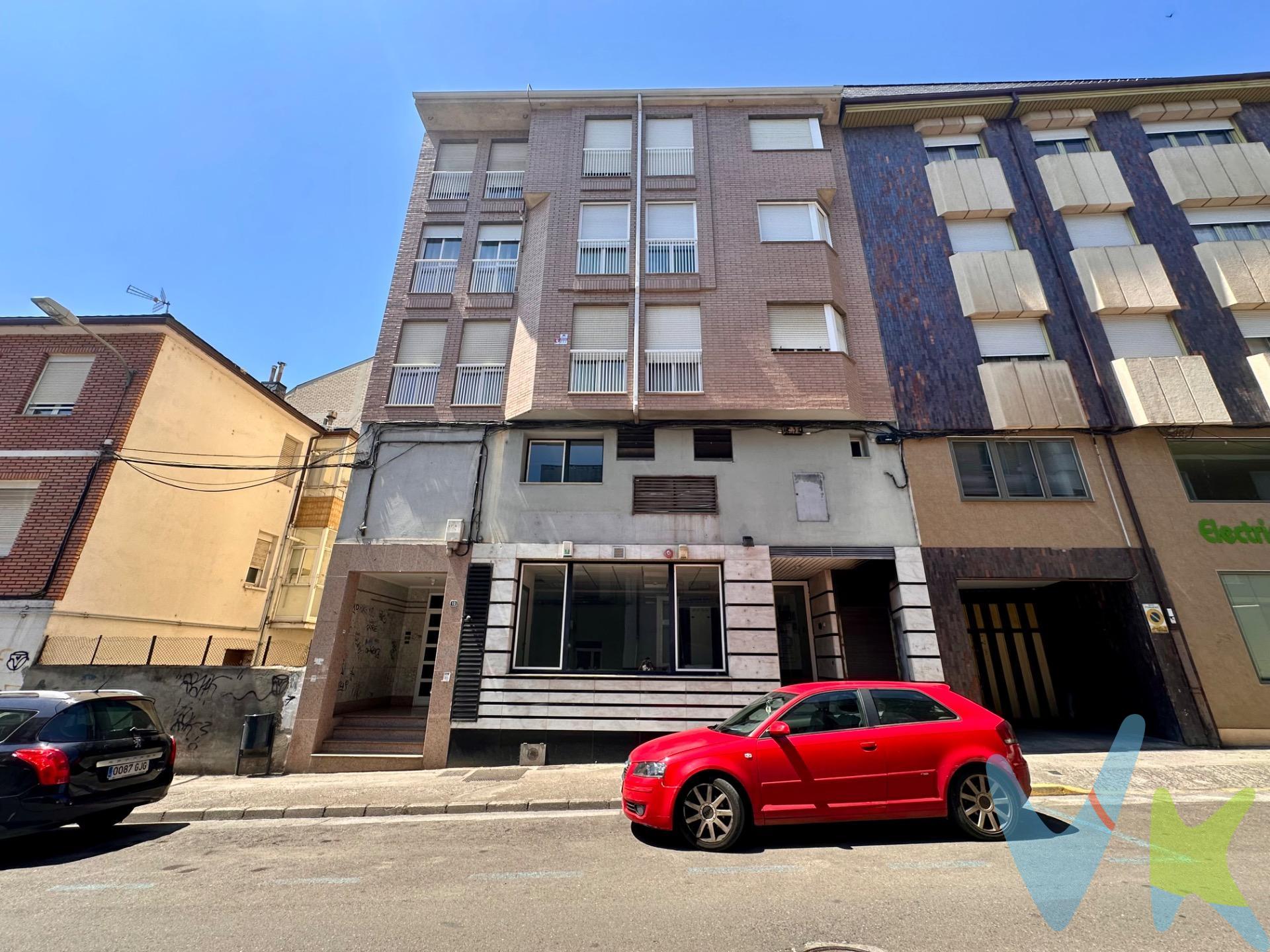 Vivienda ubicada en la zona alta de Ponferrada, en calle Monasterio de Montes, próxima a la Calle Ancha y con todos los servicios básicos necesarios en sus alrededores. El inmueble está situado en la 3ª planta de un bloque de viviendas de 1991 con ascensor. . Está distribuido en hall de entrada, cocina independiente equipada, salón - comedor, una habitación doble tipo suite con baño completo, baño principal con bañera,  habitación doble y habitación simple destinada a sala de estar. La calefacción se produce mediante acumuladores y el ACS con caldera nueva de gas butano aunque el edificio dispone de enganche de gas ciudad. Completa la composición un trastero en la parte alta de 25 m2, un trastero en el sótano y una plaza de garaje.