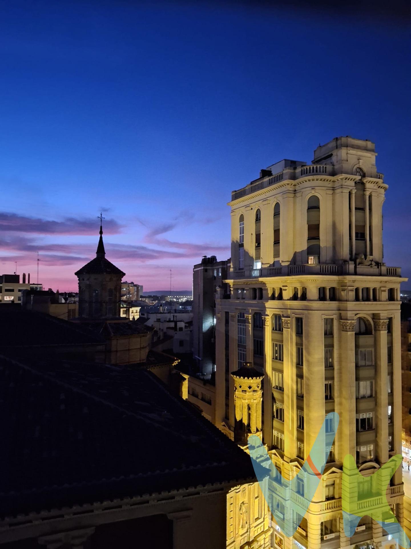 PISO ESPECTACULAR EN EDIFICIO TENIENTE CORONEL VALENZUELA. 170 metros útiles lleno de elegancia y comodidad. Un lugar donde cada rincón está pensado para ofrecerte una vida cómoda y funcional. . Al cruzar el umbral, te recibe un espacio amplio y luminoso. La luz inunda cada habitación a través de sus grandes ventanales. Su combinación perfecta entre el diseño contemporáneo y el carácter histórico del edificio Valenzuela, en calle Teniente Coronel Valenzuela, te invita a disfrutar de cada instante. El salón de 37 m2 con acceso al balcón exterior tiene una decoración elegante y ambiente relajante, es el lugar perfecto para desconectar del mundo exterior y conectar con tu familia y amigos. Su terraza-balcón con vistas a la ciudad y a uno de los edificios más emblemáticos de la ciudad te permitirá contemplar maravillosos atardeceres. La cocina tiene 15 m2 y es el verdadero corazón del hogar, donde la funcionalidad y el diseño moderno se unen para crear un espacio cálido y acogedor que convierte las tareas cotidianas en momentos de disfrute. Aquí, preparar las comidas familiares se convierte en una experiencia llena de alegría, donde cada receta se transforma en una excusa para compartir tiempo con los tuyos. . Cuenta con cuatro dormitorios: 2 amplias habitaciones para función de dormitorios, cuarto de estar o espacio de estudio o trabajo y un dormitorio tipo suite con dos vestidores, tener un vestidor en el dormitorio principal es un auténtico lujo. Imagina empezar cada mañana con el placer de tener todas tus prendas, accesorios y zapatos organizados de manera impecable en un espacio amplio y luminoso. Visualízate llegando a casa después de un largo día y disfrutar de un baño relajante, como si estuvieras en un spa privado, donde cada detalle está creado para tu confort. Ni siquiera un hotel de 5 estrellas podría ofrecerte el nivel de intimidad y serenidad que te encuentras aquí. . Este piso singular en un edificio singular no está al alcance de cualquiera. Es un vivienda exclusiva para alguien exclusivo. . *Nota histórica* Rafael Valenzuela: militar español que luchó con la Legión Española en la Guerra del Rif. Estudió en el colegio El Salvador, fue humanista y políglota además de Caballero de la Orden de Santiago y de la Real Maestranza de Caballería de Zaragoza. Fue destinado al protectorado español de Marruecos. Gastos de compraventa e intermediación no incluidos.