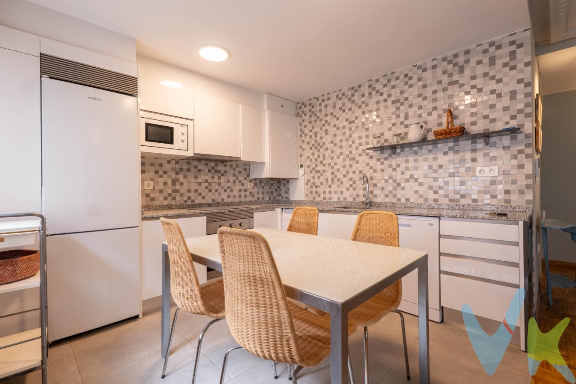Oportunidad, en el centro de la ciudad de Gijon queremos ofreceros esta estupenda vivienda con plaza de garaje y trastero en planta bajocubierta. Se trata de una vivienda luminosa y soleada, a dos pasos de la Plaza de Europa, de la calle Corrida y a menos de diez minutos andando de las Playas de San Lorenzo y Playa de Poniente.En las inmediaciones tenemos Centro de Salud, Colegios, Parques y acceso a la autopista.El piso es amplio con una superficie construida aproximada de 107 metros cuadrados, cuenta con tres dormitorios, salón, cocina, dos baños, plaza de garaje y trastero.La vivienda como podrás apreciar en el reportaje fotográfico presenta un estado magnifico.Llamanos, estaremos encantados de atenderte y acompañarte a visitarla.En el precio de este inmueble no van incluidos los gastos de notaria, ni de registro y ni el 8% del Impuesto de Transmisiones Patrimoniales.