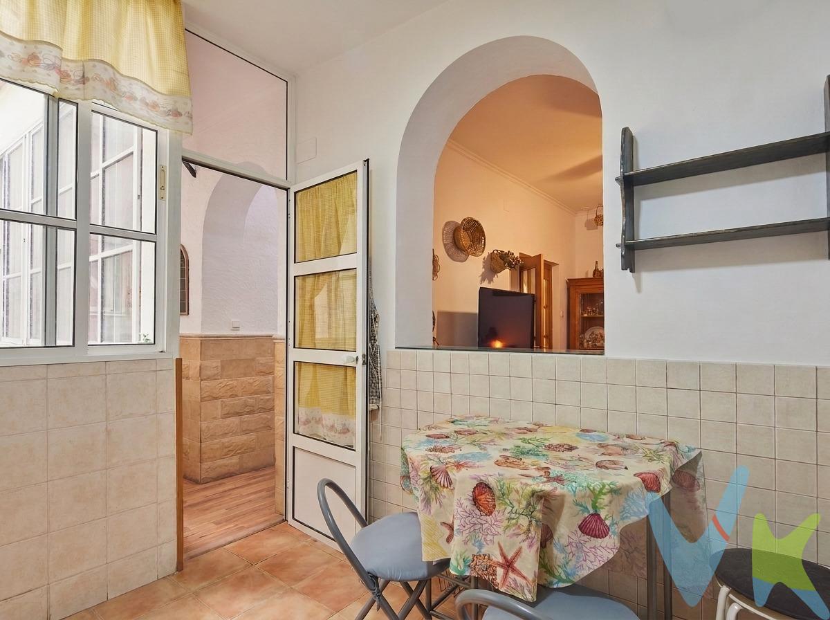 En el corazón de Cádiz, en la codiciada zona del Mentidero, se encuentra este impresionante piso que ofrece una oportunidad única para vivir cerca de la playa. Con un precio atractivo en relación a sus 148 m² de superficie, esta propiedad destaca por su excelente estado de conservación y distribución funcional. Dispone de cinco habitaciones amplias; tres de ellas con armarios empotrados que optimizan el espacio. Cocina amplia con ventilación directa al patio del edificio mediante un gran ventanal. Gran salón junto a la cocina, facilitando así su uso de comedor si se necesitase. El inmueble se completa con un cuarto de baño completo con plato de ducha. La orientación hacia el Este permite disfrutar del sol matutino a través de sus dos balcones a la calle. Además, está situado en un edificio tranquilo, con solo cuatro vecinos, favoreciendo su privacidad. A pocos pasos nos encontramos servicios esenciales, como centros comerciales, colegios y hospitales. Situado a tan solo 400 metros del mar, este piso no requiere reformas adicionales y es óptimo para entrar a vivir inmediatamente. Periodo de validez de la publicación 31/12/2026. Honorarios de agencia: 3% más IVA (21%) del precio de compraventa. Se hace constar que la agencia efectúa una labor de intermediación, y que las condiciones finales de la compraventa quedan sujetas a la aceptación expresa de la parte vendedora y formalización del contrato de compraventa. Gastos aproximados de comprador en concepto de Aranceles notariales y Registro de la Propiedad: 900 € - 1.500 €, variables según operación (Real Decreto 1426/1989 y Real Decreto 1427/1989). Operación sujeta a I.T.P. (7%) (Ley 5/2021, de 20 de octubre, de Tributos Cedidos de la Comunidad Autónoma de Andalucía). *Estimación tipos generales de gastos de compra según ley. Todos los porcentajes son aplicables sobre precio de compraventa del inmueble o valor de referencia catastral. Gastos particulares de financiación por cuenta de comprador no incluidos. Consulte con nosotros si tiene bonificaciones en su caso concreto, estaremos encantados de asesorarle con todo detalle.
