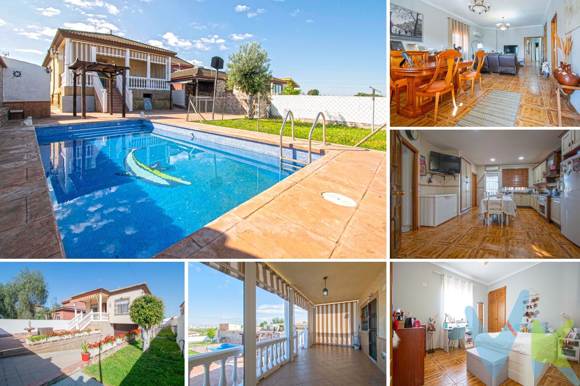 Gran chalet independiente en Urbanización Casquero!!!. Situado sobre una parcela rústica de 770m2 tras segregación. El chalet dispone de 300m2 construidos distribuidos en dos plantas, siendo la planta baja un gran sótano con capacidad para aparcar varios coches y amplia zona de almacenaje. Un amplio patio delantero nos abre paso. Un gran porche nos conduce hacia la planta principal. El salón es de paso, amplio y luminoso. La cocina es independiente, muy amplia, se encuentra amueblada y cuenta con zona comedor y zona de estar. La vivienda dispone de tres amplios dormitorios exteriores, uno de ellos con armario empotrado y dos baños completos, uno en dormitorio principal, con placa de ducha. Un segundo baño, muy amplio y con bañera, da servicio a  los otros dormitorios, ambos de elegante diseño. En la parte trasera de la casa hay un gran patio con amplia piscina, zona de barbacoa con cocina de obra, lavadero/trastero y zona ajardinada. Las ventanas son de aluminio lacado en blanco con rejas, las puertas de madera y el suelo de gres. Dispone de aire acondicionado mediante splits independientes. Gran vivienda, amplia y luminosa, muy tranquila, para disfrutar en familia y a pocos minutos del centro del pueblo. Solicite más información sin compromiso!!. Informamos a nuestros clientes compradores que el precio de venta no incluye lo siguiente: Honorarios de la agencia inmobiliaria, Impuestos (I.T.P., I.V.A. o A.J.D., en su caso) ni otros gastos de la compraventa (gastos de Registro de la Propiedad, Notaría, Gestoría ni de posible Financiación). Documento D.I.A. a disposición del consumidor según Decreto 218/2005 Junta de Andalucía.