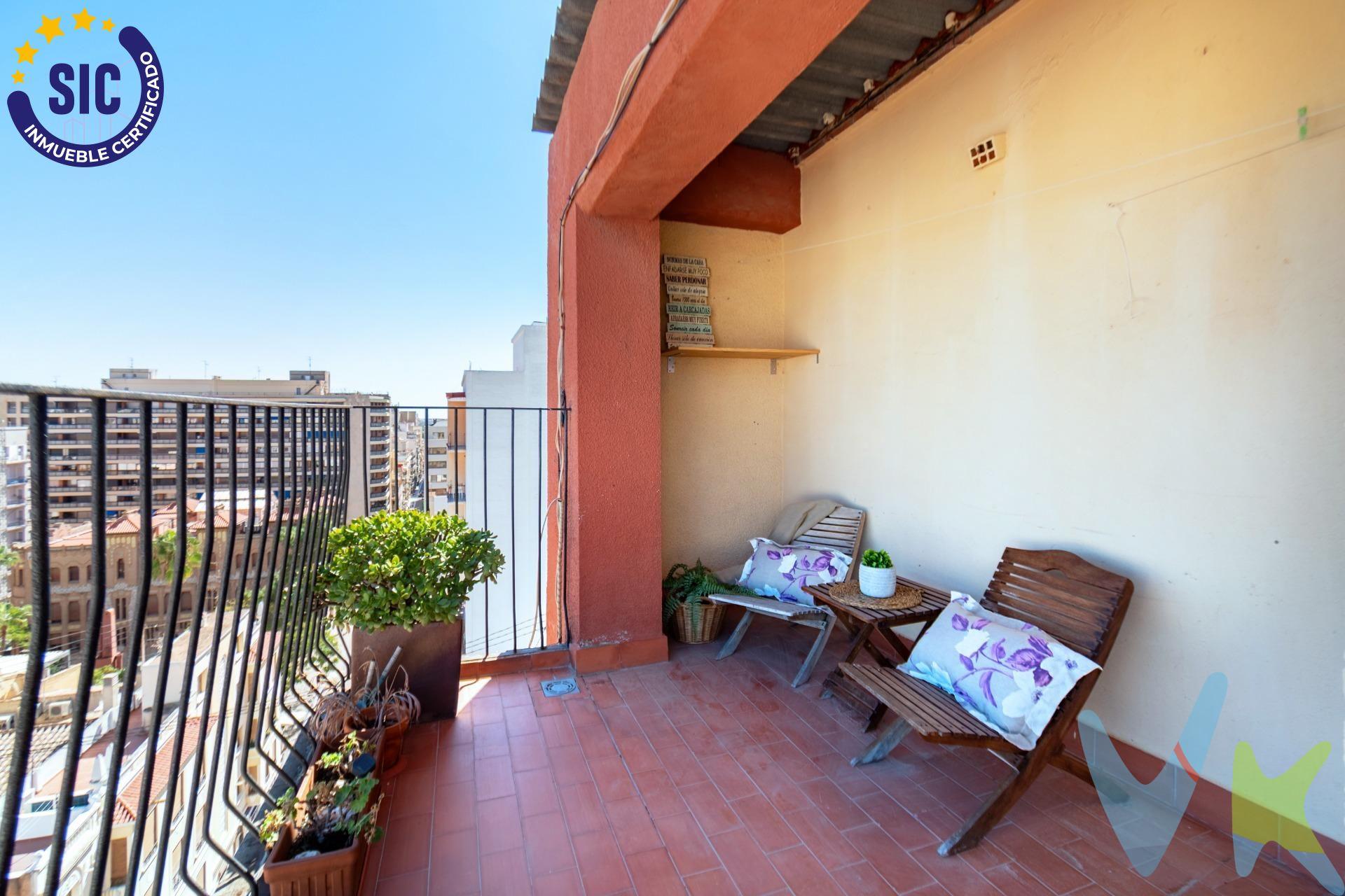 Excepcional oportunidad de vivienda en el corazón de la ciudad.  . Este amplio y luminoso piso cuenta con tres dormitorios y un baño completo con plato de ducha para mayor comodidad. La moderna cocina, se abre a un espacioso salón con salida a una coqueta terraza para disfrutar al aire libre. El comedor es un punto destacado de la vivienda, con vistas despejadas que permiten disfrutar de la luz natural durante todo el día, creando un ambiente acogedor y relajante para reuniones familiares y sociales. La vivienda está dotada con ventanas oscilobatientes de doble acristalamiento; además, cuenta con split en el salón, aire acondicionado frío y calor, ascensor y trastero. La ubicación es inmejorable. Se encuentra en el centro de la ciudad, cerca todos los servicios, centro de salud, supermercados, cafeterías, tiendas, farmacias. Con una excelente conexión de transporte público, estarás a solo unos pasos de la parada del tranvía, lo que te permitirá moverte fácilmente por la ciudad. . ¡Una verdadera joya en una ubicación inmejorable!. No dejes pasar esta oportunidad de adquirir tu nuevo hogar en una de las mejores zonas de Castellón. ¡VISITALO YA!