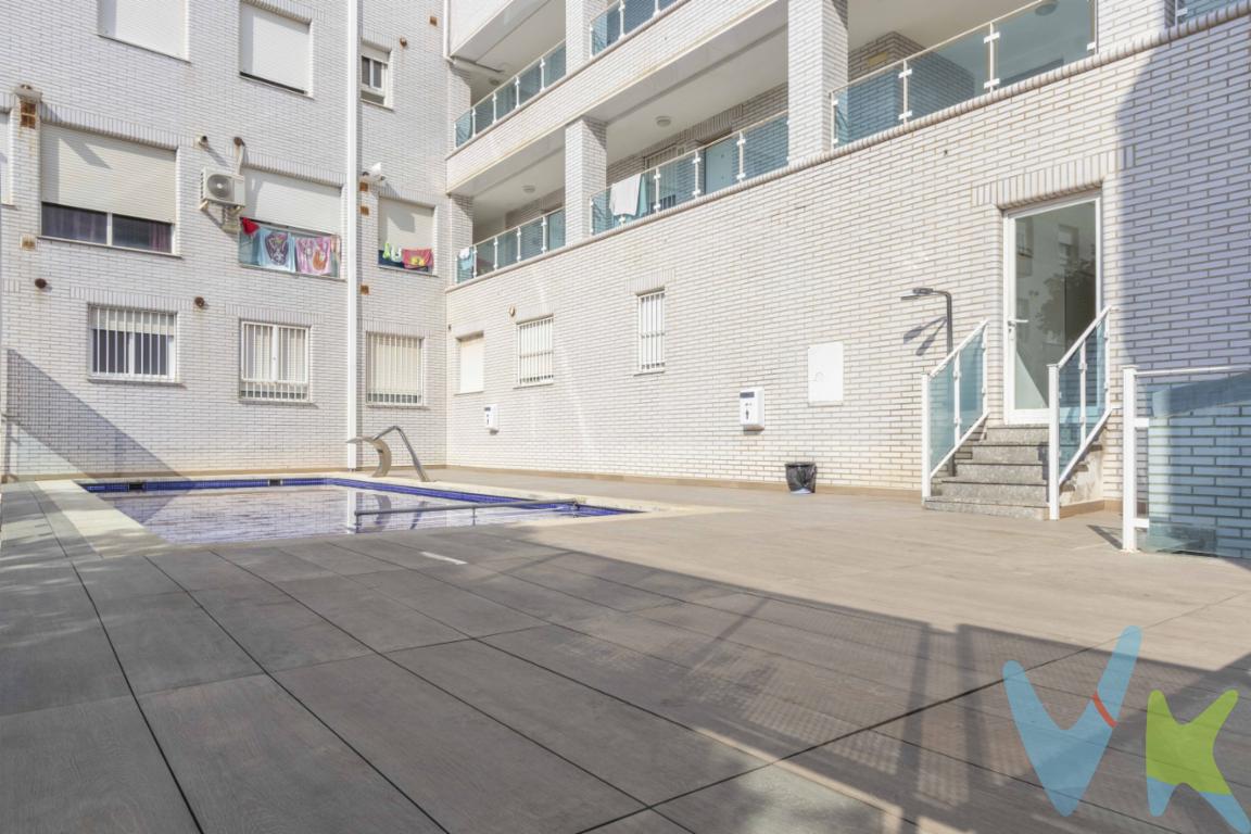 Comodidad moderna con extras de lujo en un entorno tranquiloSi estás buscando una vivienda funcional, cuidada y con ese algo más que marca la diferencia, este piso en Rafelbunyol puede ser justo lo que necesitas. Se trata de un primer piso con ascensor, ubicado en un edificio del año 2007, que destaca por ofrecer zonas comunes con piscina y spa, servicios poco frecuentes en la zona.La vivienda cuenta con 41,80 m² construidos y 32,78 m² útiles, distribuidos de forma muy eficiente. Dispone de una habitación independiente con un armario empotrado amplio, ideal para mantener el orden y aprovechar el espacio al máximo. En la entrada hay un segundo armario más pequeño, perfecto como zona de almacenaje extra.El salón con cocina integrada forma un espacio acogedor y luminoso, ideal para el día a día. Desde aquí se accede a un balcón orientado al este, para disfrutar del aire libre. La vivienda cuenta con un split de aire acondicionado en el salón, que garantiza confort en los meses más cálidos.El baño completo está en muy buen estado, al igual que el resto de la vivienda, que se encuentra lista para entrar a vivir, sin necesidad de reformas.La finca ofrece un valor añadido difícil de igualar: una estupenda piscina comunitaria y un spa, ideales para desconectar sin salir de casa. Todo ello en un entorno residencial tranquilo y bien comunicado. En las cercanías encontrarás supermercados, parada de metro, colegios, instituto, zonas deportivas, parques varios y servicios básicos, lo que hace de esta ubicación una opción cómoda tanto para vivir como para invertir.Es una vivienda especialmente atractiva para personas solas o parejas que buscan una primera vivienda, o incluso como inversión para alquilar con buena rentabilidad, gracias a su tamaño y los servicios que ofrece la finca.¿Quieres conocerlo en persona? Pisos con estas características no duran mucho en el mercado. Llámanos o escríbenos para agendar una visita sin compromiso.