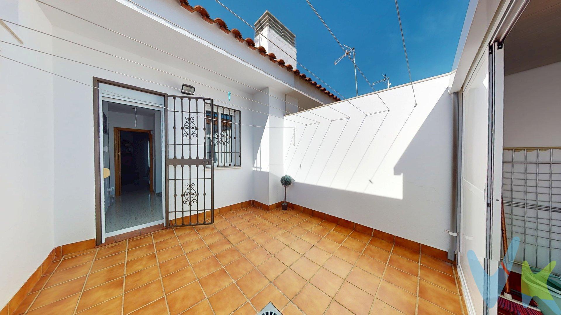 Presentamos esta magnífica vivienda de dos plantas en La Guijarrosa, ideal para quienes buscan tranquilidad, espacio y confort, a tan solo 25 minutos en coche de Córdoba. Situada en una zona rodeada de todo tipo de servicios, esta propiedad ofrece una excelente distribución y funcionalidad en cada uno de sus espacios. En la planta baja, al acceder desde la calle, encontramos una amplia zona de aparcamiento, versátil y adaptable a otros usos según tus necesidades. Desde aquí, se accede a un pasillo distribuidor que conecta con un luminoso salón con vistas a la calle, una cocina independiente completamente equipada con salida a un patio trasero —ideal para almacenaje gracias a su armario de aluminio—, un baño completo con placa de ducha y un dormitorio de generosas dimensiones. La planta superior, a la que se accede por una cómoda caja de escalera, dispone de un segundo distribuidor que comunica con un gran patio independiente, perfecto para reuniones al aire libre o para disfrutar en familia, y tres amplios dormitorios muy luminosos, ideales para el descanso y la vida familiar. Una oportunidad única para disfrutar de la vida en un entorno tranquilo sin renunciar a la cercanía con la ciudad. Solicita más información y ven a visitarla. ¡Te encantará!. INFORMACIÓN IMPORTANTE:. En cumplimiento de la normativa vigente, tenemos a disposición del cliente la ficha informativa de segunda o ulteriores transmisiones de vivienda. Los precios indicados no tienen caducidad, pero pueden ser alterados sin previo aviso. Los gastos de la compra, según ley (notaría, registro e impuestos), no están incluidos en el precio. Los honorarios de la agencia son 3.500 € más el 21% de IVA, los cuales tampoco están incluidos en el precio indicado. 