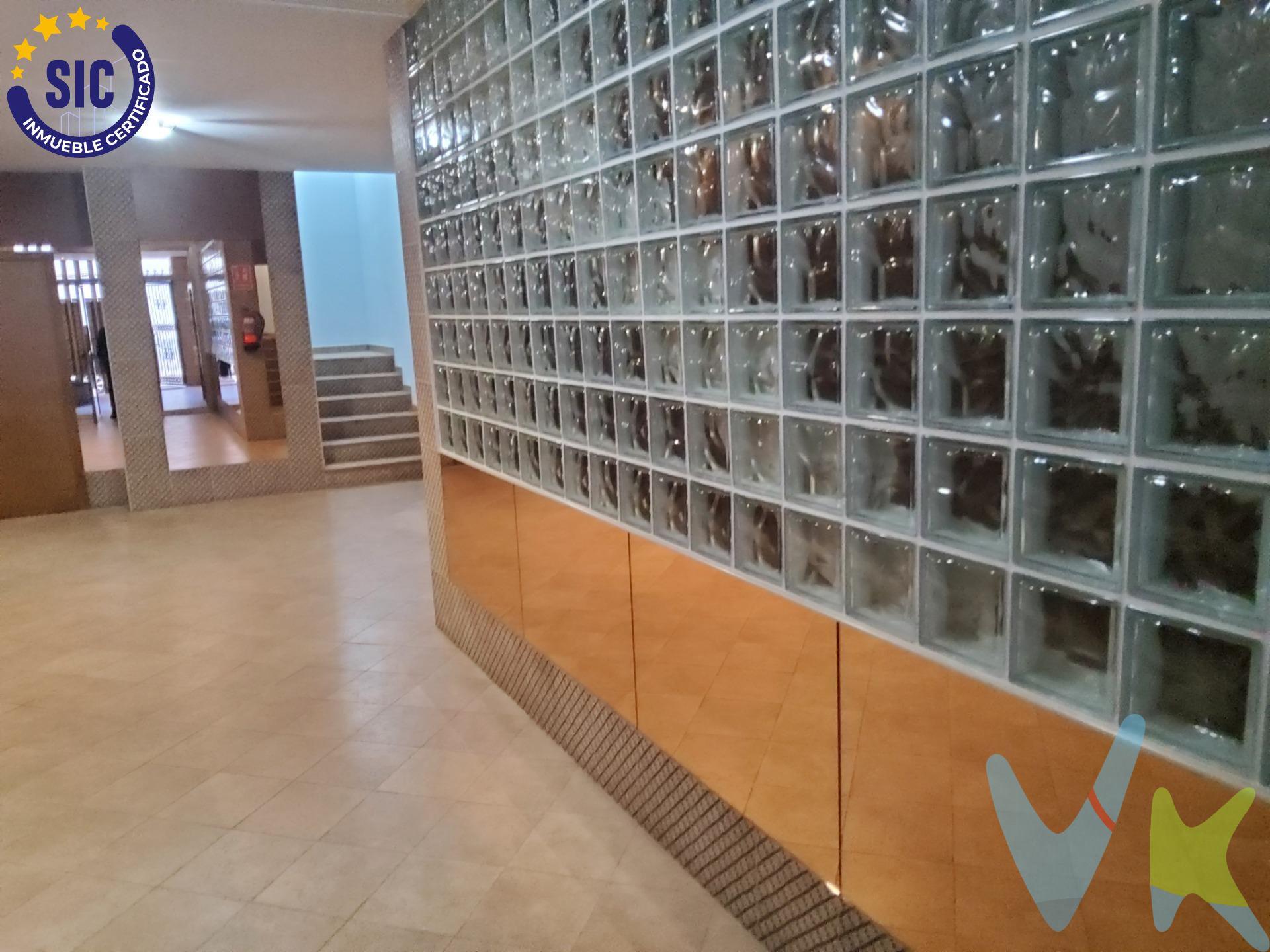 Una Vivienda que ocupa una planta entera de 573 m² 6 Hab. Planta 4ª exterior con ascensor Garaje/ Trastero incluida. Remax Urbe, presenta esta exclusiva vivienda situada en el centro histórico de Carlet, una propiedad singular que destaca por su elegancia, amplitud y excelente ubicación. Ideal para quienes desean vivir con estilo en una de las zonas más emblemáticas de la ciudad. Ubicada en la calle Murillo, en una finca emblemáticas. Un entorno que combina el carácter señorial de la arquitectura original con comodidades modernas y un diseño de vanguardia. La propiedad cuenta con 572 m² construidos, distribuidos en 6 habitaciones y 6 baños. 4 dormitorios principales, dispone de un amplio vestidor, un baño en suite y una bañera perfecta para momentos de relajación. El espectacular salón-comedor con cocina independiente que destaca por su amplitud y luminosidad. Toda la vivienda cuenta con techos altos y ladrillo visto, aportando un carácter único y auténtico. Además, los grandes ventanales con salida a balcones ofrecen vistas directas a la Plaza del Ayuntamiento. Las puertas ocultas permiten separar ambientes de forma funcional y elegante, maximizando la limpieza visual y el confort. Además, dispone de un amplio trastero ubicado en una gran Azotea, perfectamente para acondicionar, ideal para disfrutar de reuniones al aire libre. Situada en el corazón de la ciudad, esta propiedad se encuentra rodeada de historia, cultura y todos los servicios necesarios. La zona está perfectamente comunicada y es ideal tanto para residencia habitual como para segunda vivienda o inversión inmobiliaria de alto nivel. No pierdas la oportunidad de conocer una de las propiedades más exclusivas del centro de Carlet, 34Km a Valencia. Contáctanos y agenda tu visita hoy mismo. . Características básicas. 572 m² construidos, 560 m² útiles. 6 habitaciones [4 son suites]. 6 baños en total. Balcón. Plaza de garaje. Segunda mano/buen estado. Vestidores. Trastero. Orientación oeste. Construido en 2004. Acceso y vivienda adaptados para personas con movilidad reducida. Edificio. Planta 4ª exterior. Con ascensor. VENTA:. PVP 515.000€. Gastos e impuestos no incluidos en el precio. La compra conlleva impuestos y gastos de formalización para el comprador. A título orientativo se informa que en segundas transmisiones el ITP con carácter general en Valencia es del 9%, pudiendo existir otros tipos impositivos atendiendo a las circunstancias personales del comprador u otras circunstancias previstas legalmente. Base imponible del impuesto el mayor valor entre el precio de compraventa, la tasación o el valor de referencia catastral. En cuanto a los gastos de notaría y registro, en su caso, suelen oscilar aprox. entre 1,5% y 2,5% (aranceles variables según precio, n.º de copias y complejidad). El comprador elige notario. Si el comprador precisase de hipoteca: tasación, condiciones y costes bancarios serán según entidad elegida por el comprador, así como los gastos de gestoría, y cualesquiera otros gastos inherentes a la formalización de la compraventa que legalmente correspondan a la parte compradora, salvo pacto expreso en contrario con el vendedor.El consumidor tiene, conforme a la normativa vigente, a su disposición información y documentación adicional relativa al inmueble y condiciones de la compraventa, que podrá ser consultada en C/Joaquín Costa 4, bajo 46005 Valencia o urbe2@remax.es. Honorarios de mediación inmobiliaria a cargo del COMPRADOR: (3% del precio final de venta más IVA (21%), salvo otro pacto.); y de VENDEDOR (según acuerdo con el mismo). Se informa al consumidor que la agencia actúa como intermediaria inmobiliaria en la operación, estando cualquier eventual compraventa y sus condiciones sujeta a la aceptación expresa del propietario-vendedor y a la posterior formalización del correspondiente contrato.