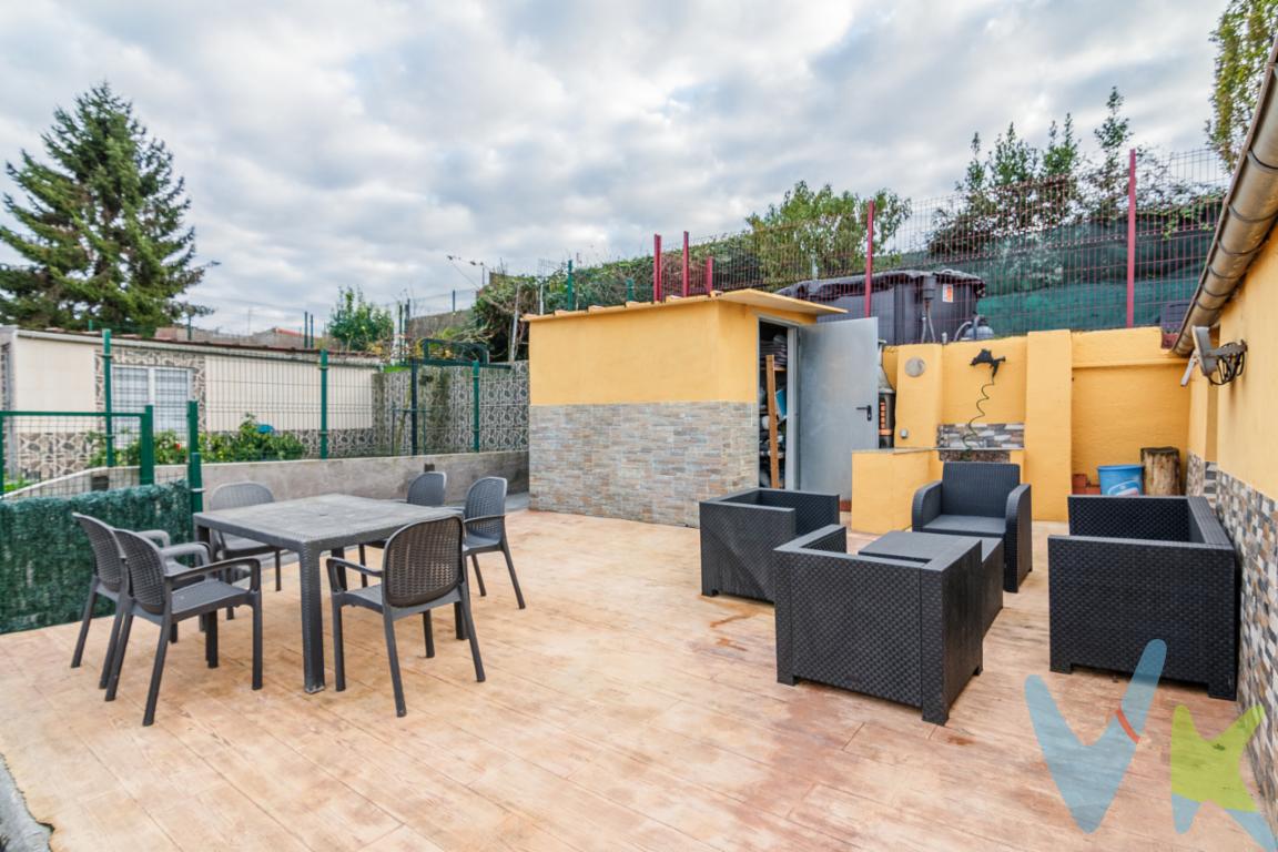 Casa en venta zona Santa Barbara Gijón.¡Vive en la casa de tus sueños! Exclusiva casa diseñada para el máximo confort y disfrute en Gijón.Presentamos esta propiedad que destaca por su excelente aprovechamiento de espacios y sus zonas de ocio exterior. Una vivienda perfecta para quienes buscan calidad de vida y privacidad sin renunciar a estar cerca de la ciudad.Disfruta de una amplia terraza con diseño moderno, ideal para reuniones y momentos de relax. La propiedad cuenta con una versátil casa de aperos que ha sido inteligentemente habilitada como un estudio independiente. Este espacio multifuncional incluye una pequeña cocina y una zona de estar.Espectacular piscina para los meses de verano. El espacio exterior un verdadero lujo.Espacioso salón-comedor conectado con una cocina equipada, un detalle a tener en cuenta es la cocina de leña o carbón que aporta calidez y un toque rustico.La vivienda cuenta con 4 dormitorios, el dormitorio principal ofrece el lujo de un impresionante vestidor totalmente equipado, diseñado para la organización y el confort.Baño completo con plato de ducha con ventana.La planta superior esta perfectamente acondicionada como un espacio diáfano abuhardillado. Actualmente habilitado como habitación, ofrece infinitas posibilidades, sala de cine, juegos, o estudio.Disfruta de una calidad de vida superior gracias a las completas y exclusivas zonas comunes de esta comunidad diseñadas para el ocio, el deporte y las reuniones sociales.Gimnasio comunitario totalmente equipado. Salón Social / Sala de eventos. Un espacioso salón diáfano perfecto para celebrar cumpleaños, reuniones etc.. Muy buena ubicación.A tan solo 10 minutos caminando de El Corte Ingles.La vivienda esta convenientemente comunicada gracias a las paradas de autobús cercanas que ofrecen conexiones directas con el centro de Gijón y otras zonas claves.El rápido acceso a las principales vías de comunicación facilita la entrada y salida de la ciudad.No dudes en contactarnos para agendar una visita y descubrir todo lo que esta propiedad puede ofrecerte.PRECIO DE VENTA SIN GASTOS NI IMPUESTOS INCLUIDOS: El precio de venta no incluye gastos de notaría, registro de la propiedad, gestoría, ni el Impuesto de Transmisiones Patrimoniales (ITP) o el IVA/AJD. 