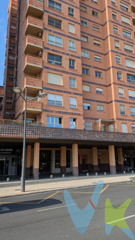 Se vende local amplio, de aproximadamente 134 m2 construidos, de origen. Tiene salida a dos calles, a la Avda. de Blasco Ibáñez por un lado y a la Calle Republica de Guinea Ecuatorial por el otro. Múltiples posibilidades. Existe la posibilida de adquir un garaje y un trastero por precio aparte, son opcionales, pero no se comercializan por separado. Si desea concertar una visita, llámenos, se lo mostraremos con mucho gusto. *Gastos e impuestos no incluidos en el precio.  *Este anuncio tiene carácter meramente informativo.  De haber un plano, este será puramente orientativo y no vinculante.       