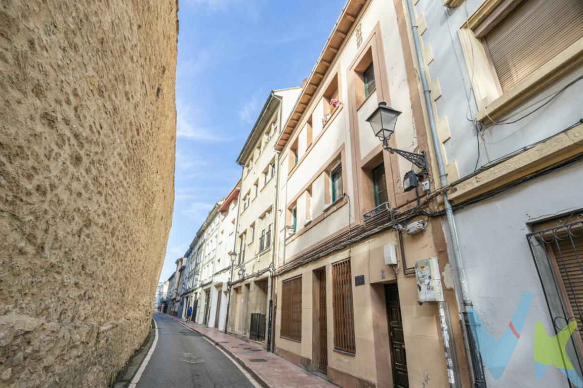  Se vende piso en Calle Paraiso número 2, en pleno casco antiguo de la ciudad de Oviedo y con vistas a la muralla medieval, recientemente restaurada.El edificio es una construccion formada por planta baja y dos alturas, con solo una vivienda por planta, el piso a la venta es la segunda planta, tiene orientación este  oeste y se distribuye en cocina, baño y habitacion con vistas a la calle Paraiso y dos habitaciones y salón con vistas a patio de luces y calle Postigo Bajo. Cuenta tambien con una práctica despensa en el interior de la vivienda como zona de almacenaje.La vivienda se encuentra para hacerle alguna reforma, las ventanas estan parcialmente cambiadas, dos son las antiguas de madera y cuatro son de aluminio oscilobatientes, tiene calefaccion eléctrica, pero cuenta tambien con suministro de gas ciudad dado de alta y es lo que alimenta la producción de agua caliente.Esta propiedad se presenta como una opción muy interesante para convertirla en tu primera residencia, pero también como una inversión inteligente considerando su ubicación privilegiada para convertirla en vivienda turística o vivienda de alquiler de larga estancia, opciones muy demandadas en la zona antigua.Llámanos y organizamos una visita para que conozcas esta vivienda.No está incluido 8% de I.T.P. ni gastos de notaría y registro de la propiedad. 