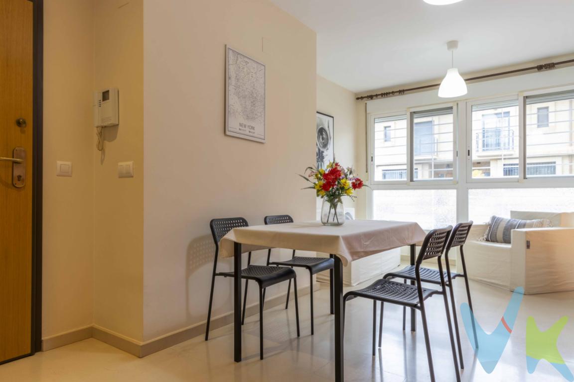 Te presentamos este luminoso y acogedor piso situado en Rafelbunyol una localidad de lHorta Nord muy bien valorada por su tranquilidad, su ambiente familiar y su excelente conexión con Valencia capital. Vivir aquí significa disfrutar de una ubicación estratégica, rodeado de servicios, con parada de  metro a pocos minutos a pie y acceso directo a la  autovía, lo que permite llegar al centro de Valencia o a las playas cercanas en menos de 20 minutos.La vivienda cuenta con una distribución práctica y funcional, ideal tanto para familias como para quienes buscan un espacio versátil que se adapte a su ritmo de vida. Dispone de 🛏️ tres habitaciones, dos de ellas amplias y luminosas, perfectas como dormitorios principales, y una tercera más pequeña, ideal como  despacho, zona de estudio o habitación de invitados. Esta última estancia es especialmente útil si trabajas desde casa o necesitas un espacio tranquilo para concentrarte o desarrollar tus proyectos personales.El 🛋️ salón comedor es amplio y lleno de luz natural, perfecto para disfrutar de reuniones en familia o simplemente relajarte al final del día. La 🍽️ cocina es independiente, con suficiente espacio de almacenamiento y zona de trabajo. El baño está completo y en buen estado, listo para entrar a vivir. En conjunto, se trata de una vivienda que ofrece comodidad y calidez, con la ventaja de poder personalizarla a tu gusto si lo deseas.🛍️ Servicios cercanos: Rafelbunyol es una localidad que ofrece calidad de vida. Supermercados, centros educativos , instalaciones deportivas , centro de salud , parques  y comercios locales se encuentran a muy poca distancia de la vivienda.Además, su cercanía a las playas de 🌊 El Puig y La Pobla de Farnals te permitirá escaparte al mar siempre que lo desees. La zona también es ideal para quienes disfrutan de la naturaleza y del deporte al aire libre, con rutas de senderismo 🚶 y espacios verdes en los alrededores.ESi estás buscando un piso bien ubicado, con buena conexión, versátil y con espacio para teletrabajar o estudiar, esta vivienda en Rafelbunyol es una excelente oportunidad. 📞 Contáctanos y agenda tu visita. ¡Te encantará! 