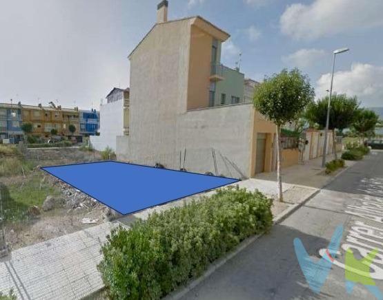 Ubicado en una zona nueva y tranquila, este terreno de 168 m² ofrece una excelente oportunidad para construir la casa de tus sueños o desarrollar un proyecto inmobiliario. Cuenta con la posibilidad de edificar hasta 252 m² distribuidos en 3 plantas, con una fachada de 10,50 metros y una profundidad de 16 metros. A tan solo 600 metros del centro de Cullera y cerca de la playa, este terreno goza de una ubicación estratégica. A solo 200 metros, se encuentra la salida a la A-38, facilitando el acceso y la conectividad hacia Valencia y Gandía. El terreno dispone de acceso a diversas instalaciones recreativas, incluyendo canchas de pádel, fútbol y baloncesto 3x3, zona de paseo y área canina, ideales para disfrutar de actividades deportivas al aire libre. En las cercanías, encontrarás un instituto, un colegio, una piscina cubierta, un polideportivo municipal, un centro comercial y el ambulatorio principal, agregando un gran valor a la ubicación, especialmente para familias. Esta es una oportunidad única para disfrutar de la tranquilidad de una zona residencial con la conveniencia de estar cerca de todos los servicios y comodidades del centro de Cullera. Flexible en cuanto al precio. Estamos dispuestos a llegar a un acuerdo. La descripción del presente inmueble e imágenes tienen mero carácter informativo y en ningún caso carácter contractual, pudiendo ser modificados por la inmobiliaria comercializadora sin que ello implique responsabilidad alguna frente a terceros. En el precio de venta a público, esta propiedad NO incluye los gastos de adquisición (Notario, registro, gestión, honorarios, etc…). 