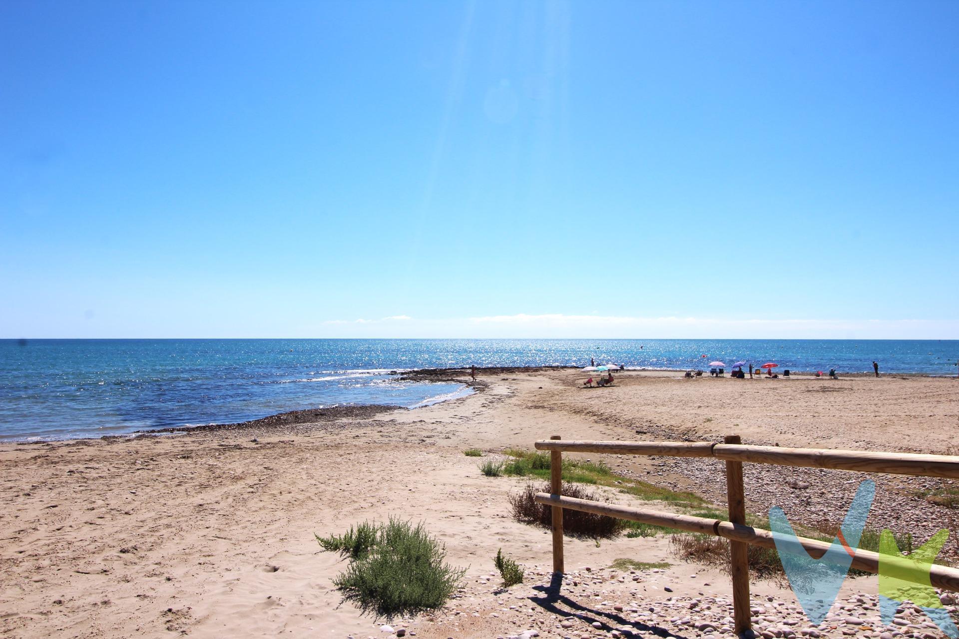 ¿Busca una vivienda de playa para sus vacaciones? Pues no siga buscando, le ofrecemos esta vivienda lista para entrar a disfrutarla, con una excelente ubicación. Se trata de un apartamento con dos habitaciones dobles y armarios empotrados, baño completo con bañera, cocina independiente totalmente equipada y salón comedor con salida a una terraza donde podrá disfrutar de unas vistas despejadas y momentos de tranquilidad. Además cuenta con una amplia y cómoda plaza de parking y trastero. Y para acabar de ser perfecta, el residencial dispone de piscina comunitaria y zona infantil. ¡NO ESPERES MÁS Y VEN VISITARLA!!!!!!. A pie de playa, Marina d'Or – Ciudad de Vacaciones, y dentro sus 500.000 metros cuadrados de zonas verdes y ajardinadas, ofrece 24.000 metros cuadrados de césped natural en primera línea, ideales para tus vacaciones con niños y una alternativa perfecta al resto de playas de arena del complejo. Esta zona verde, está equipada con kioscos de playa, zona náutica y jardines, hacen las delicias de niños y mayores. Las playas Morro de Gos y Amplàries, conforman la línea de costa de Marina d'Or Ciudad de Vacaciones y están equipadas, en la época estival, de puesto de Cruz Roja y categoría de playa accesible. Su calidad de servicios queda certificada con la ISO 14001 y Q de Qualitur. Los metros útiles son aproximados. Este inmueble es en exclusiva, con lo que le facilitamos cualquier información sobre la vivienda. Por este motivo, solicitamos no molesten al propietario, ocupantes de la propiedad, vecinos o conserje de la comunidad. . Muchas gracias por su comprensión.