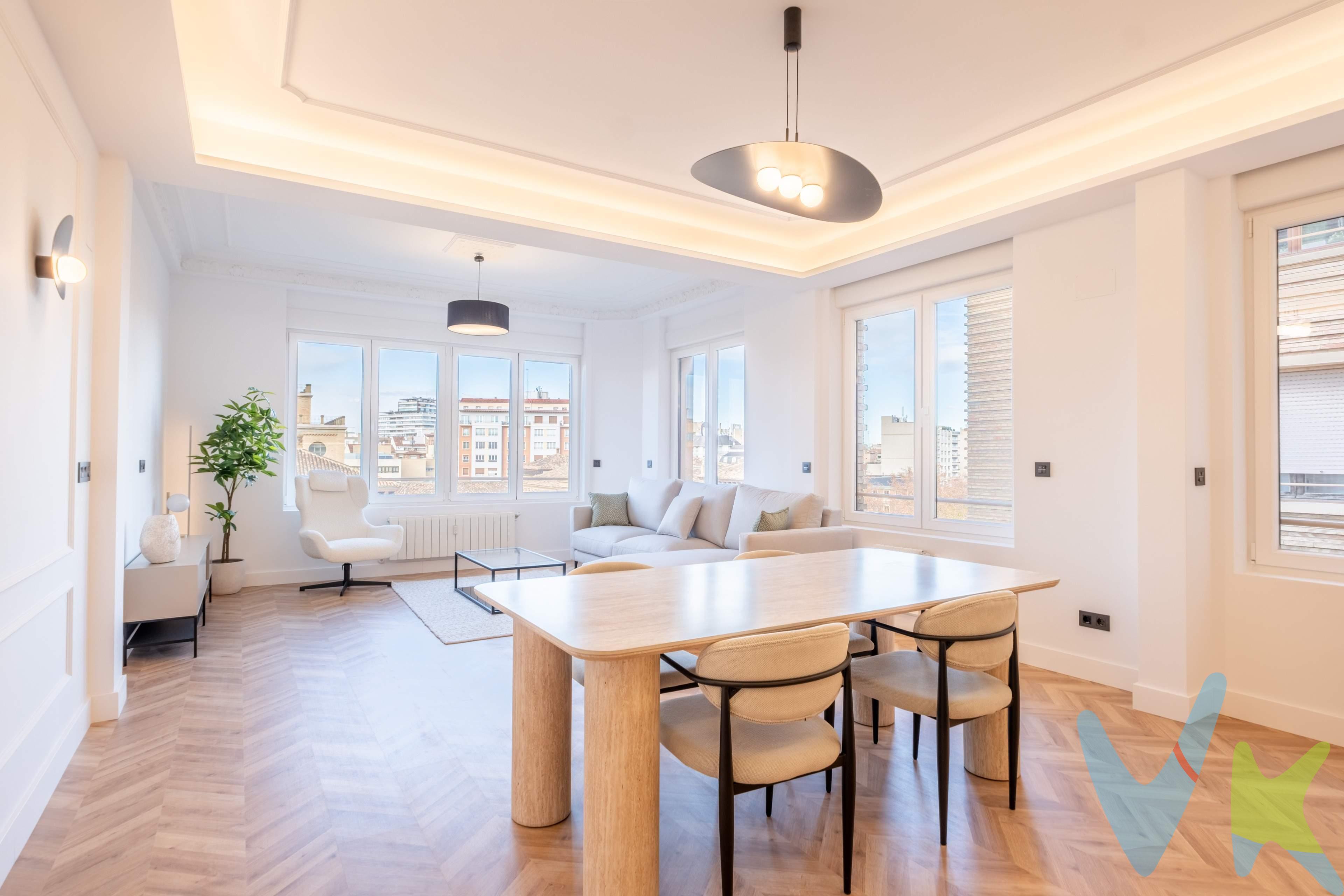 Hay direcciones que no necesitan presentación. Y luego hay hogares que, una vez cruzas el umbral, te confirman que has llegado exactamente donde querías estar. En una 6ª planta, en pleno Paseo Gran Vía, donde la historia de Zaragoza se encuentra con el latido cosmopolita del tranvía y los mejores servicios, se ubica esta pieza única. Una vivienda que fusiona el alma de la arquitectura clásica con una reforma de alto standing a estrenar que redefine el concepto de lujo urbano. - El encanto de lo eterno, el confort del futuro:. Esta no es una reforma convencional. Es un proyecto de interiorismo donde cada material y cada luz han sido elegidos para honrar sus techos altos y sus espacios señoriales:. - Un escenario para tu vida social: El salón-comedor exterior es un espectáculo de amplitud. Con la cocina de diseño integrada (y electrodomésticos ocultos) y una zona de lavandería independiente, es el espacio perfecto para quienes disfrutan siendo anfitriones sin renunciar al orden. - Cuarto de lavandería independiente. - El descanso elevado a otro nivel: Cuatro habitaciones dobles diseñadas como refugios de calma. Dos de ellas son suites privadas, pensadas para ofrecerte la intimidad de un hotel de cinco estrellas cada noche. - Materiales que hablan de ti: Tres baños donde el diseño moderno se encuentra con acabados de gama alta, creando espacios casi escultóricos. - Tecnología invisible para tu bienestar: . El lujo también es comodidad que no se ve, pero se siente. Desde las persianas motorizadas en todas las estancias hasta una iluminación técnica cuidadosamente proyectada para resaltar la nobleza de los materiales y la altura de los techos. - Vivir donde todo sucede:. Salir de casa y estar en la Gran Vía. Tener el tranvía en la puerta, los mejores colegios, boutiques y restaurantes a un paso. Es la libertad de vivir en el epicentro de Zaragoza con el silencio y la exclusividad que solo una propiedad de esta categoría puede ofrecer. Esta vivienda no se describe, se siente. Es para quienes buscan el carácter de lo clásico y la perfección de lo nuevo. ¿Está listo para conocer su próximo hogar?. Una reforma de este nivel en una ubicación tan imbatible es una oportunidad escasa en el mercado actual. Contacte ahora para concertar una visita privada y déjese enamorar por el nuevo estándar del lujo en Gran Vía. ____________________________________________________________________________________________________________________________. En el precio publicado de venta NO están incluidos los honorarios de agencia por el servicio de gestión, asesoramiento y formalización del proceso de compra que será facturado al comprador. Tampoco incluye los impuestos y gastos legalmente establecidos y derivados de la transmisión e inscripción, en su caso.