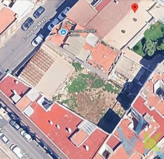 -Presentamos en Exclusiva un atractivo solar urbano de 583 metros cuadrados de Superficie Gráfica, ubicado en una privilegiada calle semi céntrica de Almazora. Este terreno se encuentra en una zona estratégica, rodeado de todos los servicios necesarios y con excelente conectividad al centro. *Características del Solar: . *Superficie Grafica: * 583 m². *Superficie Edificable:* 2.270 m². *Altura permitida: * Planta baja +Entresuelo+ 4 plantas, lo que permite desarrollar un edificio residencial con múltiples unidades. *Ubicación: * Situado en una calle con gran afluencia, lo que garantiza visibilidad y accesibilidad. *Entorno: * La zona cuenta con una amplia variedad de servicios, incluyendo comercios, restaurantes, colegios y supermercados, lo que lo convierte en un lugar ideal para vivir o invertir. *Oportunidad de Inversión: . -Este solar es perfecto para constructores e inversores que buscan aprovechar el crecimiento urbano. La posibilidad de construir hasta cinco plantas, permite maximizar el uso del espacio y adaptarse a las demandas del mercado inmobiliario local. -Con un entorno dinámico y en constante evolución, este solar representa una oportunidad única para crear un proyecto que pueda satisfacer las necesidades de la comunidad y contribuir al desarrollo urbano de Almazora. Para más información y detalles sobre esta propiedad, no dude en contactar con nosotros.