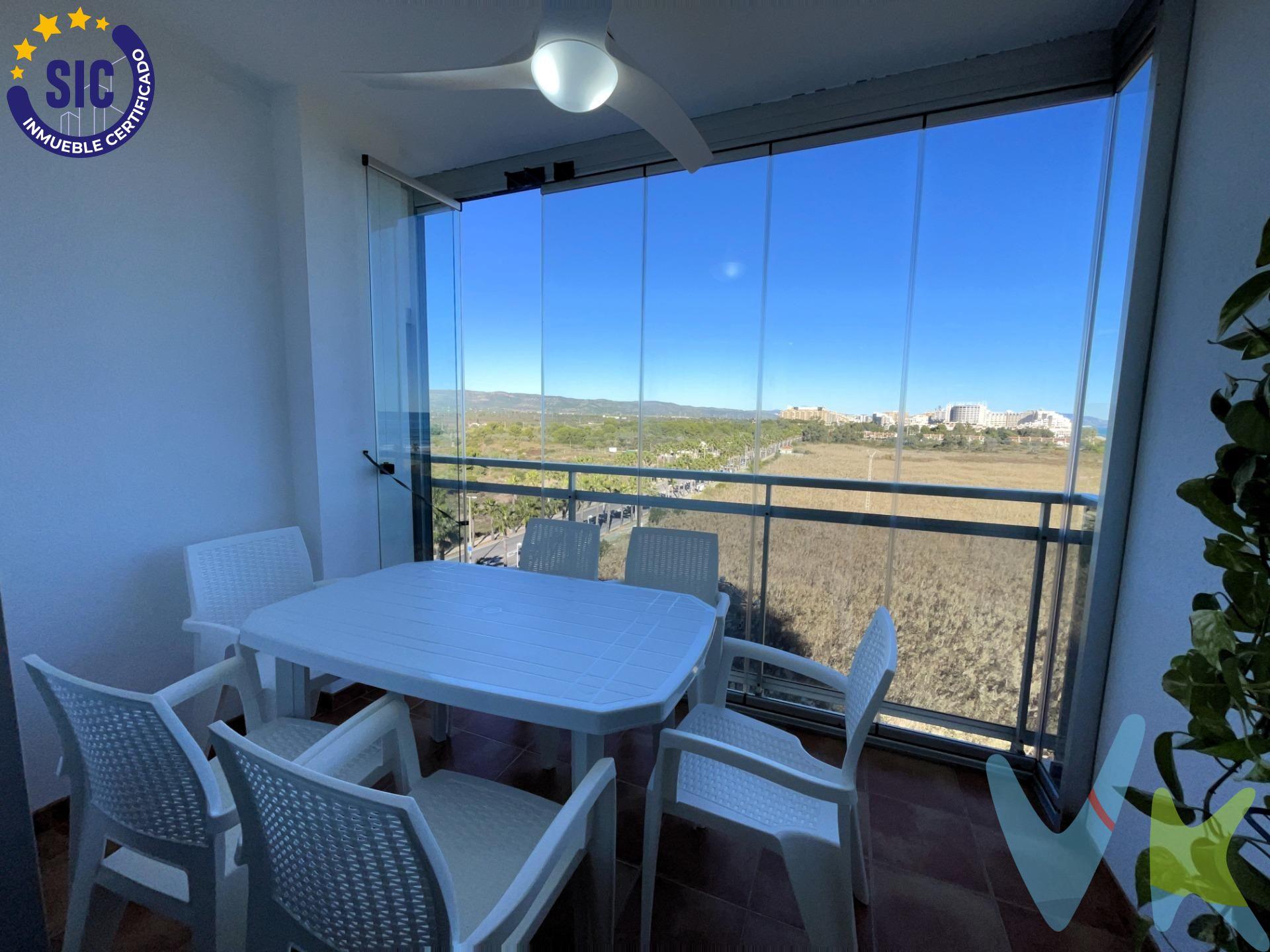 Descubre este apartamento en Oropesa del Mar, situado a solo 200 metros de la playa de Morro de Gos , en excelente estado para entrar a disfrutarlo desde el primer día. Ofrece una orientación noroeste que aporta luminosidad y frescor durante todo el día. El salón, abierto a una cocina totalmente equipada, crea un espacio moderno y práctico que se conecta directamente con una agradable terraza privada de 10 m². Esta terraza cuenta con cerramiento acristalado, lo que permite aprovecharla durante todo el año y especialmente en los meses de invierno, ofreciendo un ambiente resguardado y acogedor desde el que disfrutar de las vistas al mar. La vivienda se completa con una habitación doble, una habitación sencilla y dos baños completos, garantizando comodidad tanto en vacaciones como en estancias prolongadas. La ubicación es inmejorable, a un paso de la playa y a pocos minutos andando del casco urbano de Oropesa del Mar, donde encontrarás todos los servicios esenciales como centro médico, colegio, supermercados y comercios, lo que convierte esta vivienda en una opción ideal tanto para veranear como para residir de forma permanente. El residencial ofrece un entorno tranquilo con zonas ajardinadas y dispone de plaza de parking y un trastero comunitario. . Además, la piscina comunitaria situada en la azotea permite disfrutar de baños y momentos de sol con magníficas vistas panorámicas al mar. Esta propiedad combina comodidad, ubicación y calidad de vida en uno de los enclaves más valorados de Oropesa del Mar, perfecta para disfrutarla personalmente o como una excelente inversión en una zona de gran demanda. (*) Cláusula de Transparencia y Desglose de Gastos. En cumplimiento de las obligaciones de información previstas en la Ley 10/2025, de 28 de diciembre, de servicios de atención a la clientela y transparencia, así como en la normativa sectorial vigente, se hace constar que el precio indicado no incluye los gastos e impuestos inherentes a la adquisición, los cuales se desglosan a continuación:. - Impuesto sobre Transmisiones Patrimoniales (ITP): Se aplicará el tipo impositivo vigente en la Comunidad Valenciana, generalmente el 10%, sin perjuicio de tipos reducidos aplicables según las circunstancias personales del comprador o las características del inmueble. El impuesto se devenga sobre el Valor de Referencia Catastral o el precio de venta, aquel que resulte superior. Para una información exhaustiva sobre el funcionamiento, tipos impositivos y bonificaciones del ITP, puede consultar el portal oficial de la Agencia Tributaria autonómica en el siguiente enlace: www.atv.gva.es/es/itpajd. - Gastos de Notaría: Los honorarios notariales se calcularán conforme al arancel oficial regulado en el Anexo I, del Real Decreto 1426/1989, de 17 de noviembre, por el que se aprueba el arancel Notarial. - Gastos de Registro: La inscripción en el Registro de la Propiedad se facturará según el arancel oficial establecido en el Anexo I, del Real Decreto 1427/1989, de 17 de noviembre, por el que se aprueba el arancel de los Registradores de la Propiedad. - Gastos de Gestión: Los honorarios por la tramitación administrativa, liquidación de impuestos e inscripción registral, en el supuesto de ser a cargo de la agencia inmobiliaria, ascienden a 302,50 € (IVA incluido). - Honorarios Agencia del Vendedor: incluidos en el precio publicado. - Honorarios Agencia del Comprador: Se informa que eventualmente podrían existir honorarios profesionales a cargo del adquirente, en aquellos casos en que se hubieran contratado previamente los servicios específicos del encargo de compra y en ningún caso estarán vinculados al precio.