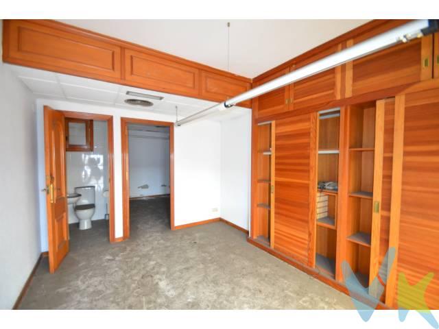 Local con una superfície de 42m2, con buena ubicación en una zona de mucho paso de coches. Reformado. Ideal para despacho. El precio no incluye impuestos (ITP, IVA y AJD), ni los gastos de notario ni los de registro. 