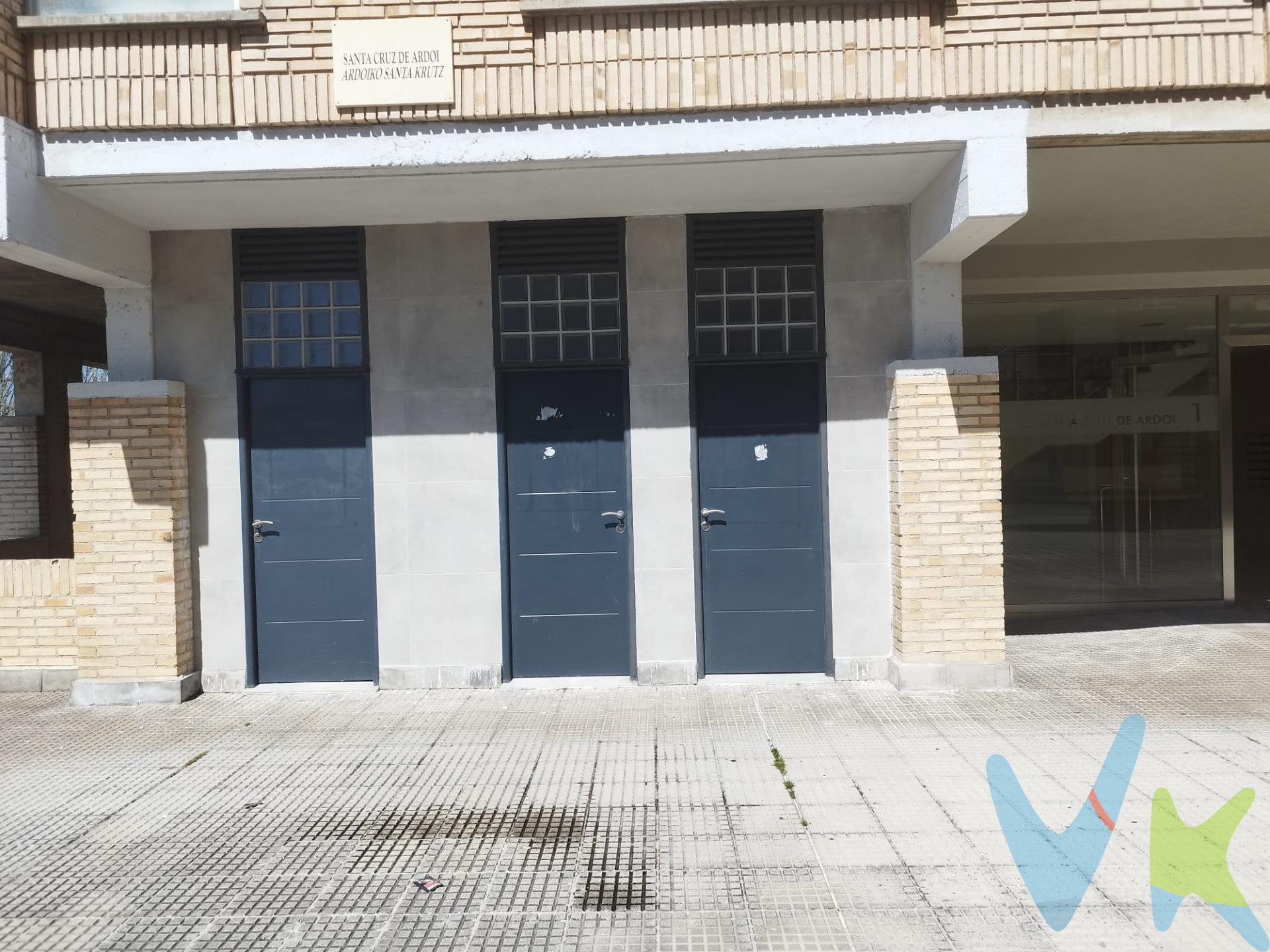 Se vende trastero ubicado junto a la puerta del portal, en la misma planta Baja del edificio situado en Santa Cruz de Ardoi, número 1, en una de las zonas más demandadas de Zizur Mayor. Se trata de un trastero de 5,39 m2 con altura y que dispone de fácil acceso tanto desde la calle, ideal para almacenar pertenencias de manera cómoda y segura. Espacio seco, ventilado y en buen estado de conservación. Perfecto para guardar bicicletas, herramientas, material de temporada o liberar espacio en casa. Actualmente no tiene gastos ya que la luz se paga entre los propietarios de los trasteros y existe un bote con el que se cubre dicho gasto. ¡Una buena oportunidad tanto para particulares como para inversión!. (Los datos proporcionados son meramente informativos y no tienen valor contractual. El precio de venta indicado no incluye impuestos ni gastos de transmisión). 