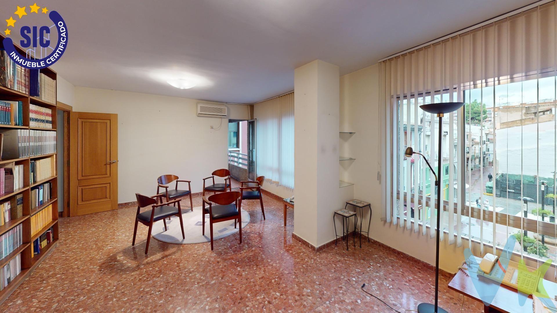 ¿Buscas una oficina amplia, representativa y con excelente ubicación para tu negocio?. Esta oficina de aprox. 140 m² se encuentra en una de las zonas más transitadas del centro de Castellón, rodeada de servicios, transporte, comercios y vida profesional activa. Ideal para despachos profesionales, consultoría, bufetes, o sedes corporativas. 📐 Distribución funcional y luminosa:. 4 grandes despachos (uno de ellos con zona de reuniones). Sala de espera independiente. Gran recibidor de entrada, muy representativo. 2 baños. Archivo / almacén. Balcón exterior con vistas despejadas a la plaza. ✅ Características destacadas:. Muy luminosa y con estancias amplias. Edificio bien mantenido. Posibilidad de personalizar según actividad. Perfecta para establecer tu negocio en zona consolidada. 📍 Situada en una de las mejores ubicaciones del centro urbano de Castellón, con mucho paso de personas, ideal para dar visibilidad a tu actividad profesional. 📞 Contáctanos para más información o agendar una visita. ¡Una oportunidad para instalar tu oficina en el centro!. Este inmueble es en exclusiva, con lo que le facilitamos cualquier información sobre la vivienda. Por este motivo, solicitamos no molesten al propietario, ocupantes de la propiedad, vecinos o conserje de la comunidad. En todos los casos los precios expuestos son más impuestos y gastos derivados de la transmisión del inmueble. 