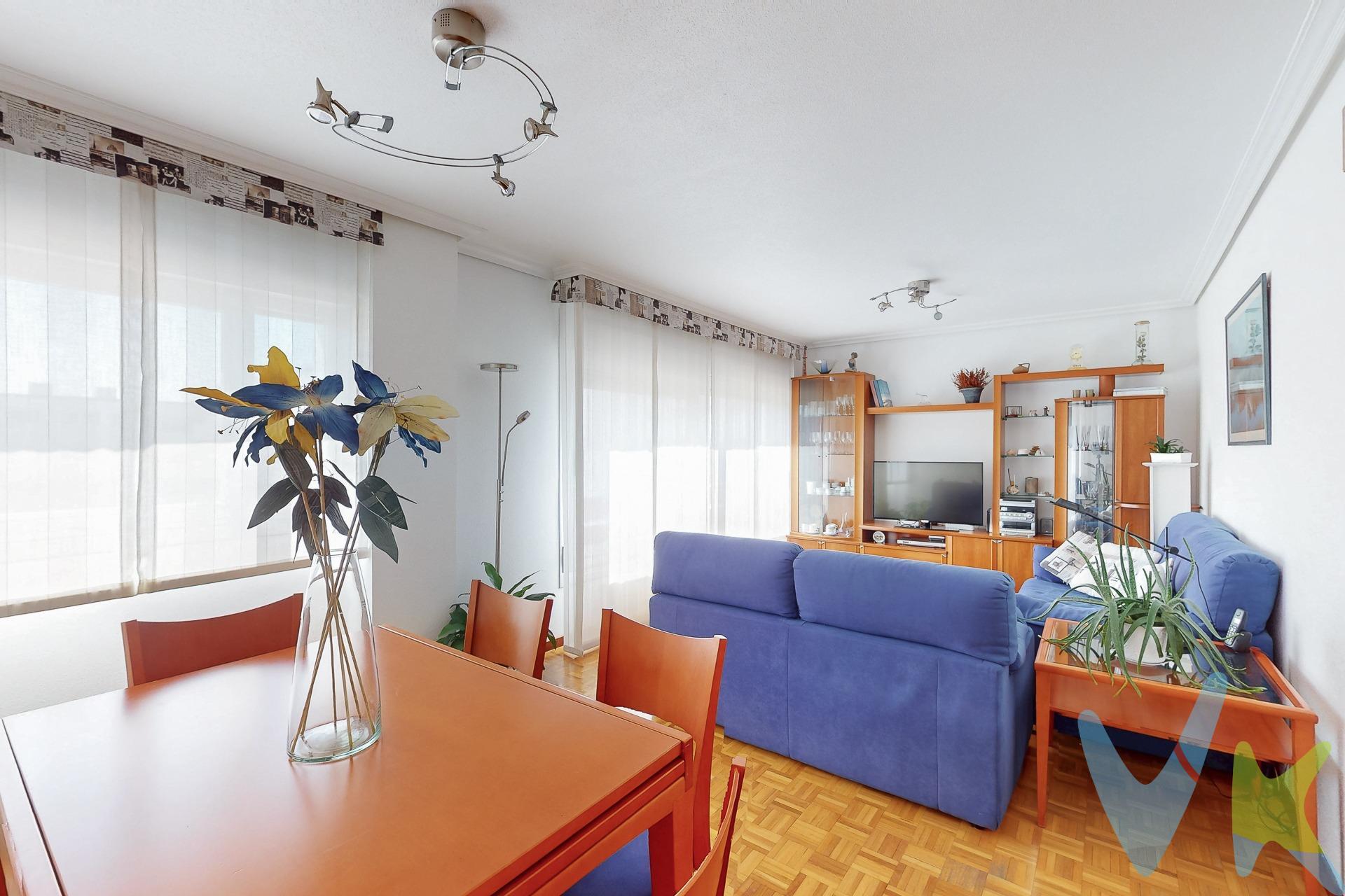 ¡En Venta! magnífico piso muy luminoso 2ª altura sin ascensor, tiene una superficie de 90 m2 útiles situado en la Urbanización Zizur, concretamente en la zona de la Tablada. Se trata de una Urbanización completamente cerrada que cuenta con jardín comunitario en el que encontramos un estupendo parque donde poder disfrutar con tus hijos. La vivienda se compone de: cocina independiente completamente equipada de 10,60 m2, junto a salón de 22,40 m2 y despensa-tendedero de 2.20 m2, dormitorio principal de 13,10 m2 con baño propio, otros dos dormitorios  de 10,30 m2 y 13,10 m2 y otro baño común (bañera). En el semisótano del edificio tiene una plaza de garaje muy amplia de 30 m2  y un trastero de 4 m2. Se vende completamente amueblado. No dispone de ascensor. Si lo que estás buscando es una vivienda moderna, con zona comunitaria, junto a todos los servicios que necesitas y al alcance de tu mano, ¡esta es la tuya!, llámanos y te la enseñaremos encantados. (Los datos y superficies publicados en este anuncio son aproximados y meramente informativos, sin valor contractual. EPVP no incluye impuestos ni gastos de transmisión)