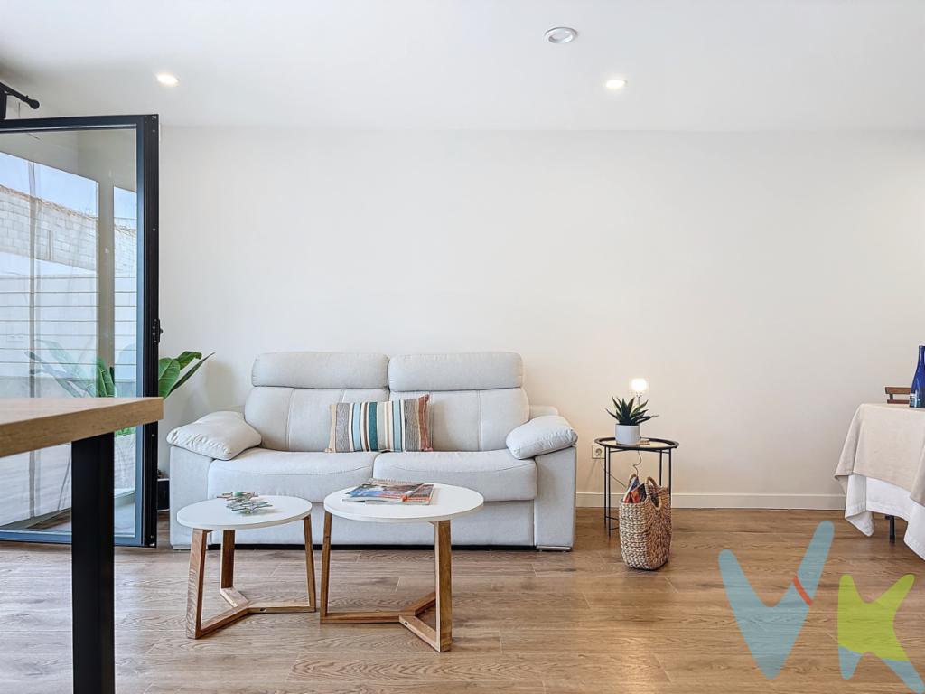 Unifamiliar con jardín en planta baja con salida directa desde salón-cocina.Fantástica vivienda en zona residencial muy tranquila de Murchante, a pocos metros del Ayuntamiento y la Iglesia. Es una zona de muy fácil acceso si accede en coche desde fuera de Murchante. Vivienda unifamiliar adosada prácticamente a estrenar (año de construcción 2.023), con un consumo energético muy eficiente (calificación A, categoría más alta), ya que cuenta con aerotermia, lo que aporta a la vivienda un agradable grado de confort, placas solares para autoconsumo y suelo radiante de calor y refrescante en verano, todo ello hace que al entrar en la vivienda la sensación sea estupenda y te apetezca quedarte, gracias a sus materiales y sus instalaciones, de la calidad más alta que actualmente existe en el mercado. La superficie de la vivienda es de unos 150 m2 construidos y dispone de un jardín de casi 60 m2, además en planta primera y con acceso desde uno de los dormitorios principales tiene una terraza de unos 20 m2 con vistas, todo ello en una parcela de 141 m2. En planta baja dispone de salón-comedor con acceso directo a bonito jardín, cocina abierta con vistas a jardín, zona de office (despensa, lavado y plancha...) y aseo.En planta superior, cuenta con tres dormitorios, uno de ellos con acceso a fantástica terraza, ideal para relajarte disfrutando del atardecer, de la lectura, de un café al amanecer a para tomar el sol. Otro de los dormitorios es muy grande, lo que permite aprovechar un gran espacio como vestidor, zona de trabajo, zona de juegos... etc. Y baño completo.El garaje en planta baja lo hace muy cómodo y accesible, junto a office, por si se quiere aprovechar para almacenamiento. Es una calle de muy poco tránsito rodado, de fácil aparcamiento y junto a un parque infantil.La vivienda se entrega con el mobiliario existente. ¡Aprovecha esta oportunidad! Concierta tu visita a la vivienda, te encantará.