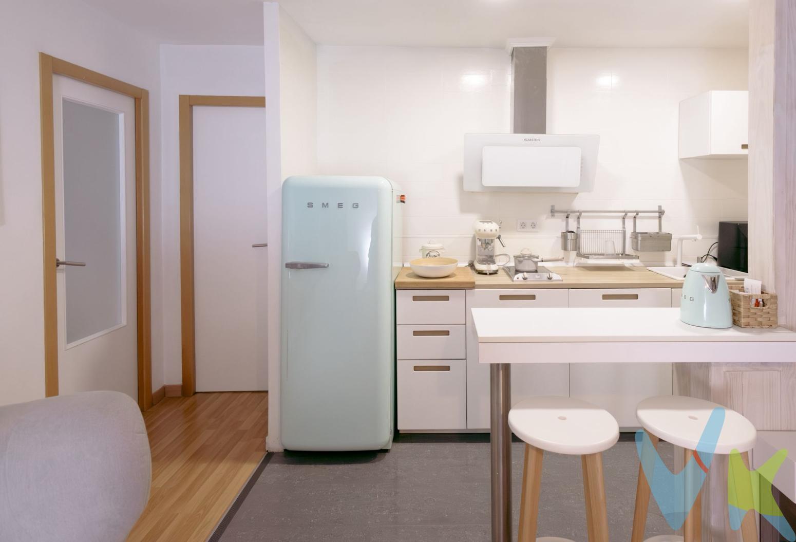 Esta vivienda de diseño vanguardista conecta con tu ritmo: la energía de la ciudad a tus pies y un refugio de estilo y silencio esperándote arriba.Al entrar, serás recibido por un salón comedor decorado con buen gusto que te invita al confort y a la relajación diaria. Continuando por la cocina amueblada, encontrarás los electrodomésticos necesarios para disfrutar de una cocina práctica y moderna. Sus tres acogedoras habitaciones se adaptan perfectamente a las necesidades de una familia o de quienes requieren espacio adicional para un despacho o zona de estudio.La propiedad destaca por su diseño funcional y está lista para entrar a vivir. Desde que cruzas el umbral, la luz y la calma te confirman que todo está en modo \'on\' para tu mejor versión. En cuanto a la ubicación, no podrías pedir más. Es una zona dinámica con todas las facilidades imaginables a pocos pasos. Tiendas, farmacia, restaurantes, supermercados y centros educativos están a tu disposición, facilitando el día a día de sus residentes. Este piso es ideal tanto para familias que buscan establecer aquí su hogar permanente, como para inversores que desean asegurar una propiedad en una zona con alta demanda. La combinación de sus características y ubicación lo convierten en una opción muy atractiva para cualquiera que valore la calidad de vida en un entorno urbano.Posibilidad de financiación hasta el 100%, pregúntanos y te haremos un estudio gratuito. Agencia Registrada con el número 1.399 en el Registro Obligatorio de Agentes Inmobiliarios de la Comunidad Valenciana. Puede consultar en la web de la GVA.Gastos e impuestos no incluidos en el precio. A título orientativo, en segundas transmisiones, el comprador abonará el Impuesto sobre Transmisiones Patrimoniales (ITP), cuyo tipo general en la Comunidad Valenciana es el 10% (*) sobre la base imponible, que será el mayor valor entre precio de compraventa, tasación o valor de referencia catastral. Gastos de notaría y Registro de la Propiedad: aproximado entre 1.000 y 2.000 euros (aranceles variables según precio, número de copias y complejidad). El comprador escoge libremente notario. El vendedor asume, por ley, los gastos que le correspondan, salvo pacto contrario. Si se precisa hipoteca, tasación, condiciones y costes bancarios según entidad elegida por el comprador; así como los gastos de gestoría y cualesquiera otros inherentes a la formalización de la compraventa. De acuerdo con la ley, no se incluyen en el precio otros gastos o tributos que legalmente correspondan al comprador. Los honorarios de intermediación inmobiliaria al vendedor no incluidos en el precio. Los honorarios de intermediación inmobiliaria al comprador: 2,5% + IVA calculados sobre el precio de venta con un mínimo de 3.000 euros + IVA(*) Consultar condiciones concretas según circunstancias personales o régimen fiscal aplicable. Puedes llamar al 722461985 y te informaremos de tu caso en concreto.El consumidor tiene derecho, conforme a la normativa vigente, a disponer de información y documentación adicional relativa al inmueble y condiciones de la compraventa, accesible en la sede física de la agencia situada en Avenida Rey Don Jaime nº74, 7ºB, Castellón de la Plana. La agencia actúa exclusivamente como intermediaria en la operación. Cualquier compraventa y sus condiciones quedan sujetas en todo caso a la aceptación expresa del vendedor del inmueble y a la posterior formalización del correspondiente contrato. El presente anuncio tiene carácter meramente informativo: la información suministrada se corresponde con la disponible a la fecha de publicación, pudiendo variar en función de las circunstancias o actualizaciones legales, contractuales y fiscales. 