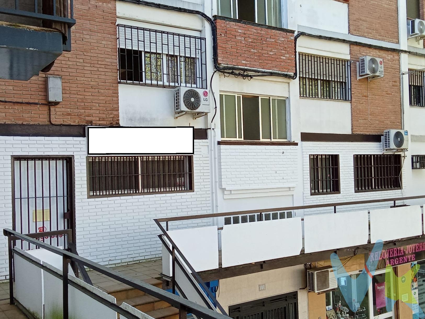 Oportunidad de inversión!! se trata de 2 locales comerciales, 72m2 y 36m2, ambos unidos en la actualidad y con 2 posibles accesos, desde el portal o desde la primera planta accediendo a ella por las escaleras exteriores, los locales son aptos para convertirlos en 2 loft de aprox. 40m2 cada uno o en una única vivienda de 108m2, por lo que se convierte en una inversión muy interesante. Anteriormente era una clínica, las fotos son del estado actual. IMPORTANTE: . - Se trata de dos fincas registrales diferentes, por lo que se pagan 2 cuotas de IBI y 2 cuotas de comunidad. Los locales se pueden volver a separar colocando el tabique original y abriendo la puerta de acceso desde el interior del portal. - Los gastos de IBI y comunidad son por los dos inmuebles. INFORMACIÓN RELEVANTE. Para cumplir con la normativa vigente tenemos a disposición del cliente el Documento Informativo Abreviado (DIA) así como la información mínima solicitada en el artículo 31 de la Ley 12/2023, de 24 de mayo, por el Derecho a la Vivienda. Respecto al precio de venta indicado, éste, no tiene caducidad, y puede ser alterados sin previo aviso. En caso de venta, el precio corresponde únicamente al inmueble, sin incluir mobiliario, salvo se indique lo contrario, y de forma expresa. En cumplimiento de las obligaciones de información previstas en la Ley 10/2025, de 28 de diciembre, de servicios de atención a la clientela y transparencia, así como en la normativa sectorial vigente, se hace constar que el precio indicado NO INCLUYE los gastos e impuestos inherentes a la adquisición, los cuales se desglosan a continuación:. • Impuesto sobre Transmisiones Patrimoniales (ITP)(*): Se aplicará el tipo impositivo vigente en la Comunidad Autónoma de Andalucía (generalmente el 7%), sin perjuicio de tipos reducidos del 3,5%, 1,2% o 1% aplicables según las circunstancias personales del comprador o las características del inmueble. El impuesto se devenga sobre el Valor de Referencia de Catastro o el precio de venta, aquel que resulte superior. • Honorarios Agencia del comprador: 2,5 % del precio final de venta más el 21% de IVA (con un mínimo de 3.500 € más el 21% de IVA). • Gastos de Notaría: Los honorarios notariales se calcularán conforme al arancel oficial regulado en el Anexo I, del Real Decreto 1426/1989, de 17 de noviembre, por el que se aprueba el arancel Notarial. • Gastos de Registro: La inscripción en el Registro de la Propiedad se facturará según el arancel oficial establecido en el ANEXO I, del Real Decreto 1427/1989, de 17 de noviembre, por el que se aprueba el arancel Notarial. • Gastos de Gestión (Gestoría): Los honorarios por la tramitación administrativa, liquidación de impuestos e inscripción registral ascienden a unos 600€ aproximadamente (IVA incluido). (*)Para una información exhaustiva sobre el funcionamiento, tipos impositivos y bonificaciones del ITP en Andalucía, puede consultar el portal oficial de la Agencia Tributaria de la Junta de Andalucía. FINANCIACIÓN: Si lo desea, ponemos a su disposición un estudio profesional previo, gratuito y personalizado de financiación para la compra del inmueble. 