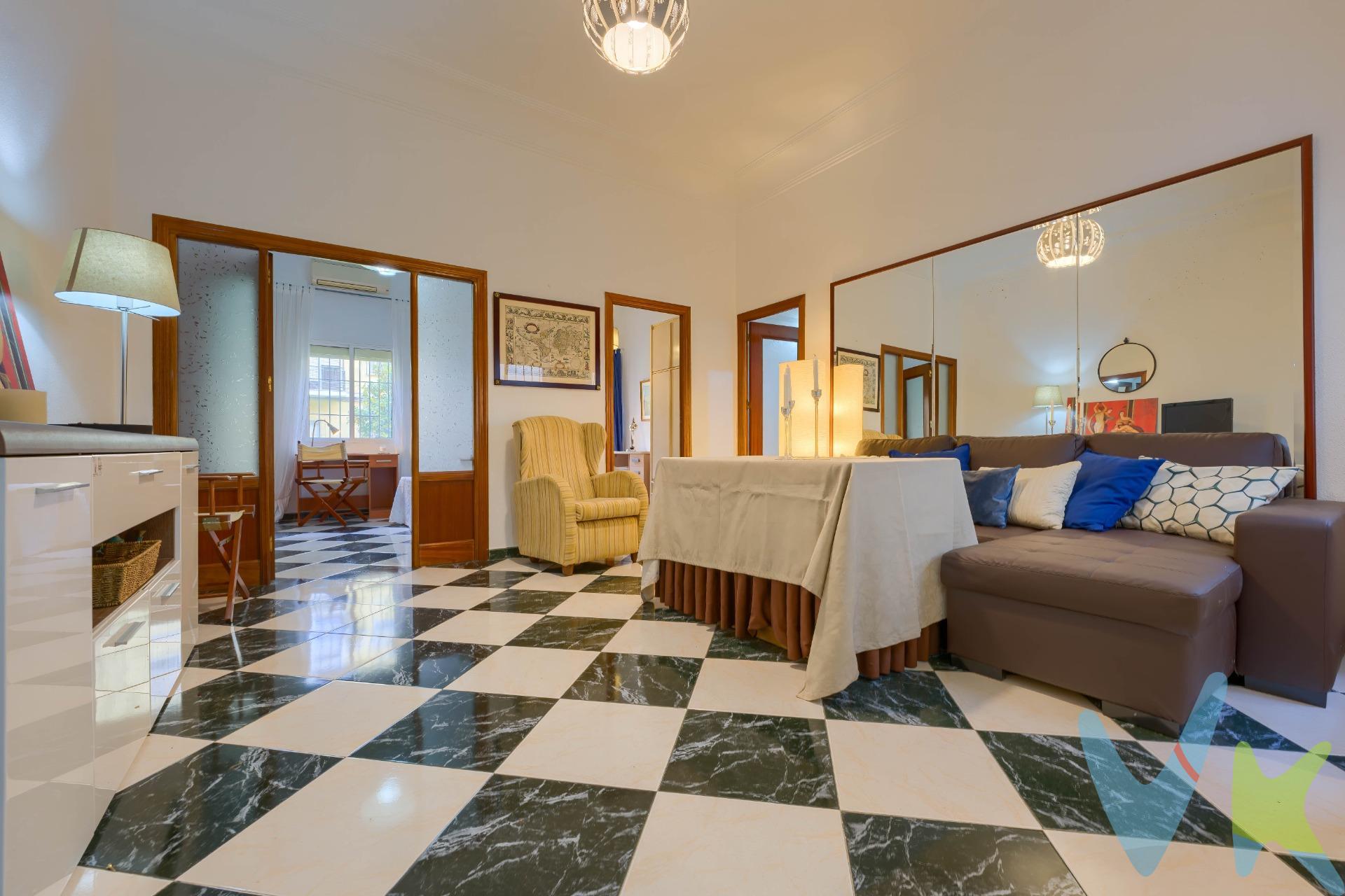 Bonito piso en planta baja, muy tranquilo y con bastante luz, ya que da a una amplia zona verde. Está en perfectas condiciones y climatizado con split FC en los tres dormitorios. La cocina está en buen estado y equipada, excepto horno, con encimera de silestone. Tiene un cuarto de baño completo y un pequeño cuarto de aseo con ducha. Ventanas de aluminio blanco con rejas y persianas. Los techos son muy altos, lo que da una agradable sensación de amplitud. Molduras de escayola en salón, cocina y baño. Solería de gres 40x40. Doble ventanal en cocina. Armarios (no empotrados). Patio comunitario para tender o dejar bicicletas. Informamos a nuestros clientes que el precio de venta no incluye lo siguiente: honorarios de agencia, impuestos (el Impuesto de Transmisiones Patrimoniales, I. V. A. o A. J. D. , en su caso), otros gastos de la compraventa (gastos de registro de la Propiedad, Notaría, gestoría ni de posible financiación). Documento D. I. A. a disposición del consumidor según Decreto 218/2005 Junta de Andalucía.