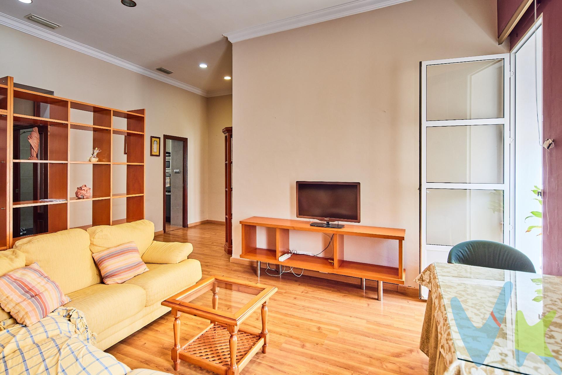 Descubre esta magnífica vivienda reformada y llena de luz natural, ubicada en un elegante edificio del siglo XIX con ascensor, situado en la prestigiosa calle San Francisco de Cádiz. Con una superficie construida de 120 m², este amplio piso cuenta con tres habitaciones dobles y dos baños completos que ofrecen comodidad para toda la familia. La habitación principal con el baño incorporado tipo suite. La vivienda tiene luminosidad durante todo el día al ser todas las dependencias exteriores. Además, dispone de aire acondicionado y calefacción central para su confort durante todo el año. Incluye también un trastero de unos 10m2 útiles ideal como oficina para teletrabajar o espacio adicional para almacenamiento ubicado en planta tercera con ventana propia. Su ubicación cercana a autobuses, centros comerciales, colegios y hospitales añade aún más valor a esta excepcional propiedad. Periodo de validez de la publicación 31/12/2026. Honorarios de agencia: 3% más IVA (21%) del precio de compraventa. Se hace constar que la agencia efectúa una labor de intermediación, y que las condiciones finales de la compraventa quedan sujetas a la aceptación expresa de la parte vendedora y formalización del contrato de compraventa. Gastos aproximados de comprador en concepto de Aranceles notariales y Registro de la Propiedad: 900 € - 1.500 €, variables según operación (Real Decreto 1426/1989 y Real Decreto 1427/1989). Operación sujeta a I.T.P. (7%) (Ley 5/2021, de 20 de octubre, de Tributos Cedidos de la Comunidad Autónoma de Andalucía). *Estimación tipos generales de gastos de compra según ley. Todos los porcentajes son aplicables sobre precio de compraventa del inmueble o valor de referencia catastral. Gastos particulares de financiación por cuenta de comprador no incluidos. Consulte con nosotros si tiene bonificaciones en su caso concreto, estaremos encantados de asesorarle con todo detalle. . 