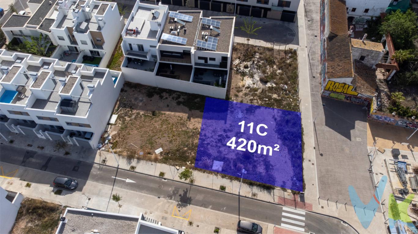 La parcela tiene una superficie de 420 metros cuadrados.Profundidad de 20 metros lineales.Fachada metros lineales.Superficie edificable 484,50 metros cuadrados.Situada en la zona del  SUB-2  en plena expansión en Puerto de Sagunto, se encuentra esta amplia finca edificable en venta. Con conexión a la red eléctrica y parada de autobús cercana, es una oportunidad única para construir la propiedad de tus sueños.La finca, que se encuentra en el SUB-2 , ofrece privacidad y seguridad en un entorno tranquilo y rodeado de naturaleza. Sus amplias dimensiones permiten una variedad de posibilidades de construcción, desde una casa familiar hasta un complejo residencial.Con una ubicación privilegiada en Puerto de Sagunto, esta finca edificable es ideal para aquellos que buscan un lugar para construir su hogar o invertir en el sector inmobiliario. La demanda de viviendas en esta zona está en constante crecimiento, lo que la convierte en una inversión segura y rentable.Además, la proximidad a servicios como supermercados, colegios y zonas de ocio hacen de esta finca el lugar perfecto para vivir en armonía con la naturaleza sin renunciar a la comodidad y la cercanía a todos los servicios necesarios en el día a día.No pierdas la oportunidad de visitar esta finca edificable en venta en Puerto de Sagunto. Su ubicación estratégica, sus amplias dimensiones y su potencial de construcción la convierten en una oportunidad única en el mercado inmobiliario de la zona.Contáctanos hoy mismo para concertar una visita y descubrir todas las posibilidades que esta finca edificable tiene para ofrecerte. ¡No dejes pasar esta oportunidad y haz realidad el proyecto de tus sueños en un entorno privilegiado en Puerto de Sagunto.El precio indicado no incluye gastos ni otros conceptos. A tal efecto, se informa que al referido precio habrá que añadirle los gastos propios de la transmisión inmobiliaria, entre los que cabe enumerar los siguientes: honorarios notariales, impuesto al que se encuentre sujeta la transmisión (Impuesto sobre el Valor Añadido o Impuesto sobre Transmisiones Patrimoniales ), gastos de inscripción en el Registro de la Propiedad y honorarios de intermediación de la agencia inmobiliaria.Por mandato expreso del propietario, comercializamos este inmueble en exclusiva, por lo que garantizamos un servicio de calidad, un trato fácil, sencillo y sin interferencias de terceros. Por este motivo, se ruega no molestar al propietario, a los ocupantes de la propiedad, a los vecinos, o conserjes del edificio o urbanización si los hubiera. Muchas gracias por su comprensión. La oferta está sujeta a cambios de precio o retirada del mercado sin previo aviso. Este anuncio en su conjunto, incluyendo textos, fotos, imágenes o cualquier otro contenido del mismo, no es vinculante dado que la información es ofrecida por terceros y puede contener errores. Se muestra a título informativo y no contractual.Si usted es agencia inmobiliaria y tiene un cliente para este inmueble, llámenos, estaremos encantados de colaborar en esta y otras operaciones.Este inmueble se vende en cuerpo cierto y las medidas expuestas en el anuncio son aproximadas.Agencia Registrada con el N.º 1844 en el Registro Obligatorio de Agentes Inmobiliarios de la Comunidad Valenciana. Puede consultar en la web de la GVA.   