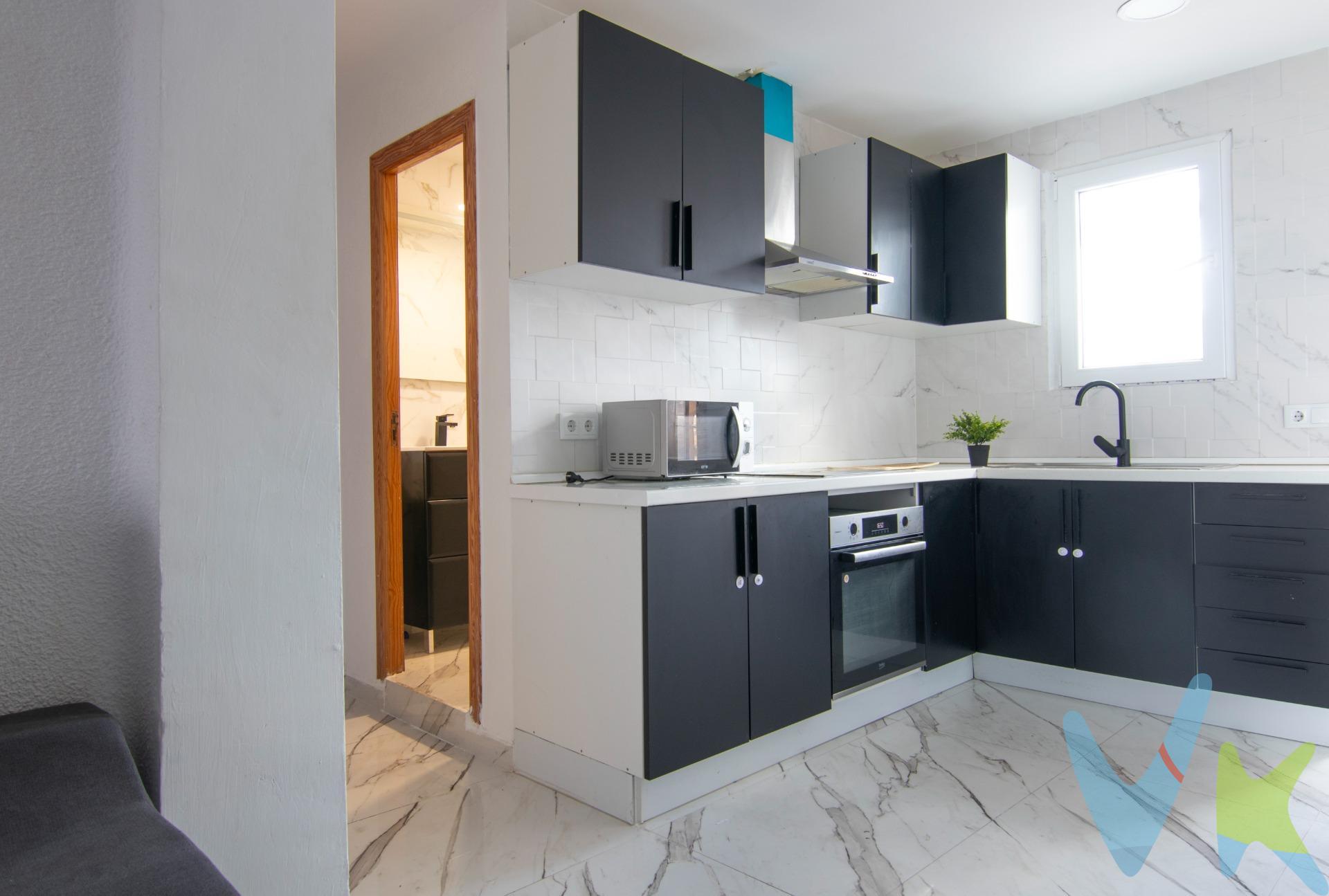 **Piso en Venta en el Corazón de la Ciudad**. Descubre este espectacular piso luminoso y totalmente reformado, ubicado en una de las zonas más céntricas de la ciudad. Con 67 m² construidos y 60 m² útiles, este hogar ofrece un diseño funcional ideal para disfrutar de cada rincón. La cocina integrada al salón crea un ambiente acogedor y moderno, perfecto para compartir momentos inolvidables con familia y amigos. El piso cuenta con tres dormitorios, dos de ellos dobles, brindando espacio y comodidad para todos. Además, un baño moderno y funcional complementa la distribución del inmueble. La galería aporta luz natural y un toque especial, mientras que el trastero ofrece ese espacio extra que siempre se necesita. . Situado en la tercera planta din ascensor,  este piso exterior  y una orientación norte que garantiza una buena iluminación durante todo el día. Aunque no dispone de calefacción, el aire acondicionado asegura un ambiente fresco en los días más cálidos. No dejes pasar esta oportunidad única de vivir en un lugar que combina modernidad y funcionalidad en el centro de la ciudad. Recuerda que el mobiliario no está incluido en el precio y los gastos de notaría, registro e impuestos son adicionales. ¡Ven a verlo y enamórate de tu nuevo hogar!