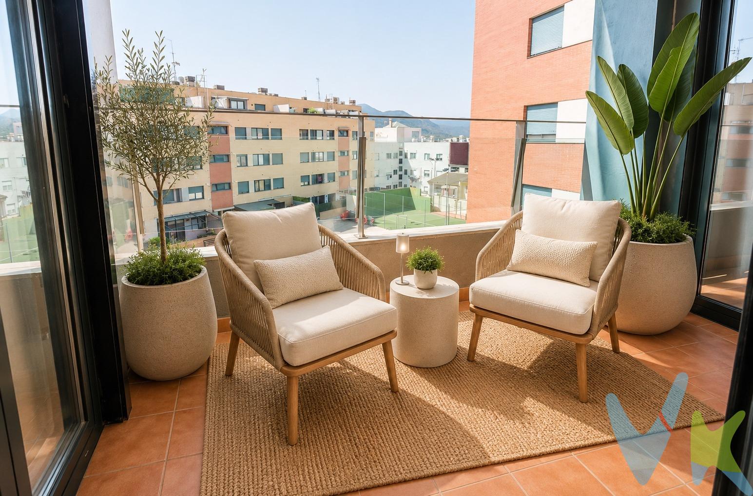 Hay hogares que simplemente se habitan y otros que ofrecen una auténtica forma de vivir. Situada en una tercera planta, esta elegante vivienda combina la tranquilidad de la montaña con la cercanía del mar Mediterráneo, creando un hogar donde la luz natural, el confort y la calidad de vida son los protagonistas. Su magnífica orientación y la ventilación cruzada permiten disfrutar de una agradable brisa durante todo el año, mientras que la luminosidad, los tonos neutros y el exquisito mobiliario aportan una atmósfera cálida y sofisticada. Se vende completamente amueblada y equipada, lista para entrar a vivir. La terraza se ha amueblado con renders para su presentación. . La distribución ha sido diseñada para aprovechar al máximo cada espacio. Un amplio recibidor con armario empotrado da paso a una cocina independiente totalmente equipada, con zona para comer, galería y vistas a la montaña. El salón-comedor, amplio y muy luminoso, conecta con un práctico estudio y una acogedora terraza de 3,50 m² orientada a las zonas comunes. La zona de noche ofrece dos dormitorios dobles con armarios empotrados, un baño completo que da servicio a esta zona y una magnífica suite principal con armario de siete puertas, baño privado y acceso directo a la terraza. Entre sus excelentes calidades destacan el aire acondicionado por conductos con bomba de frío y calor, calefacción por radiadores de gas ciudad, suelo de mármol, preinstalación de hilo musical y elegantes puertas correderas de madera ocultas en tabique, que aportan amplitud y un toque de distinción. La vivienda forma parte de un cuidado residencial con piscina, pista de pádel, parque infantil y club social, un entorno tranquilo ideal para disfrutar en familia. Además, incluye una amplia plaza de garaje y un trastero de 4,50 m², con la posibilidad de adquirir una segunda plaza de garaje contigua y un segundo trastero de 13,50 m². Vivir en Tavernes de la Valldigna es disfrutar del equilibrio perfecto entre el mar y la montaña. A solo 5 km de la playa, podrás disfrutar del Mediterráneo siempre que lo desees, sin renunciar a la tranquilidad de un entorno residencial. La población dispone de todos los servicios: supermercados, farmacias, colegios, centro de salud, instalaciones deportivas, comercios, restaurantes y amplias zonas verdes. Además, cuenta con excelentes comunicaciones mediante la AP-7, CV-50, estación de Cercanías y autobús, situándose a tan solo 40 minutos de Valencia y 17 minutos de Gandía. Para quienes disfrutan de la naturaleza, la Sierra de les Agulles y el valle de la Valldigna ofrecen numerosas rutas de senderismo y bicicleta entre montaña y naranjos, convirtiendo cada paseo en una experiencia única. Una vivienda luminosa, elegante y lista para entrar a vivir, donde cada detalle ha sido pensado para disfrutar del máximo confort en un entorno privilegiado. Si buscas calidad de vida, amplitud y la cercanía del Mediterráneo, este puede ser el hogar que estabas esperando.  --------------------.  Por mandato expreso del propietario, comercializamos este inmueble en exclusiva, lo que le garantiza el acceso a toda la información, a un servicio de calidad, un trato fácil, sencillo y sin interferencias de terceros. Por este motivo, se ruega no molestar al propietario, a los ocupantes de la propiedad o a los vecinos. Muchas gracias por su comprensión. Si usted es agente inmobiliario y tiene un cliente para este inmueble, llámenos: estaremos encantados de colaborar. 