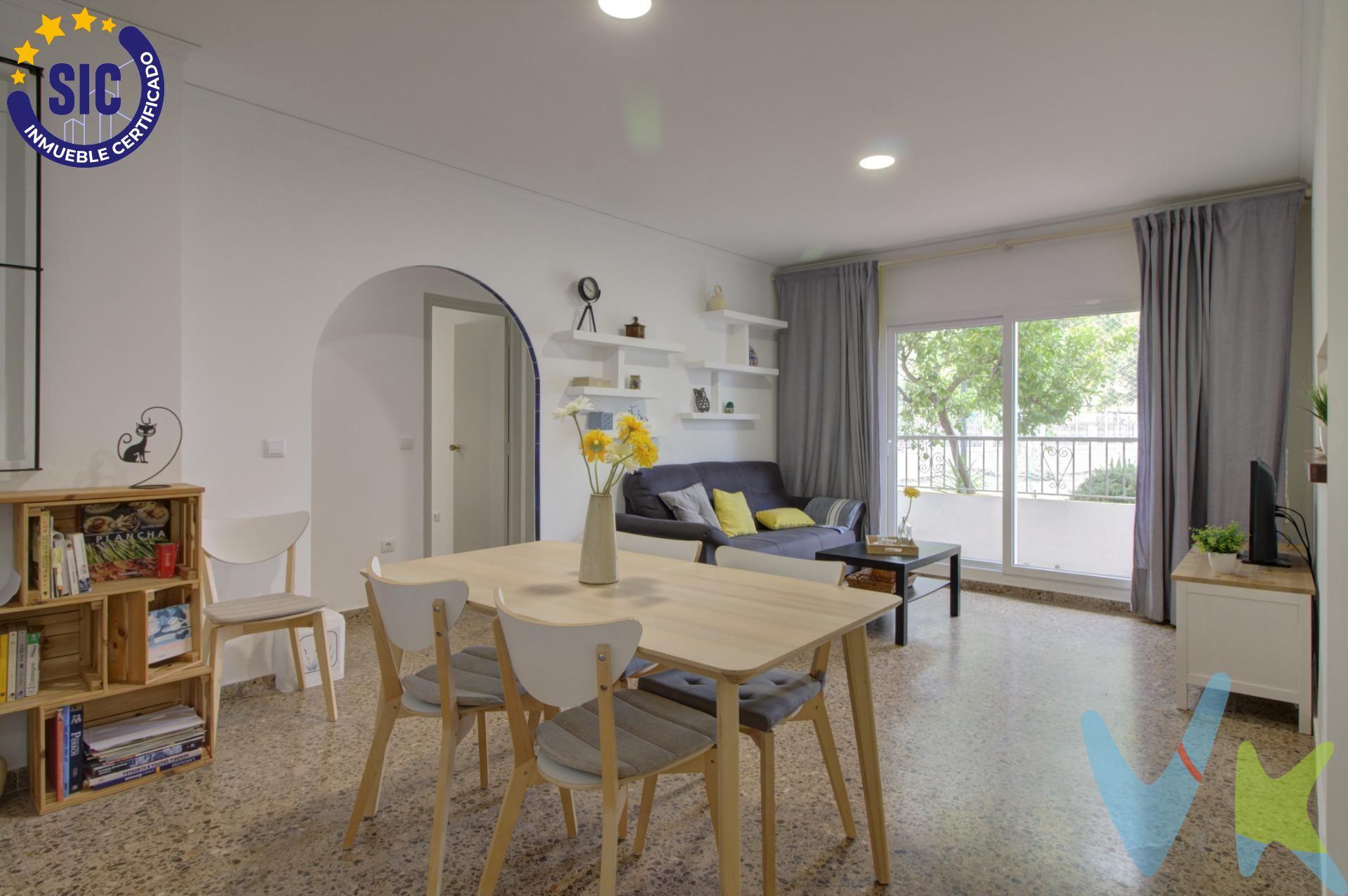 La comodidad de una vivienda reformada, la tranquilidad de una urbanización residencial y la cercanía al Mediterráneo se unen en esta acogedora planta baja situada en el casco antiguo de la Playa de Casablanca, una de las zonas más apreciadas de Almenara. Ubicada en una urbanización tranquila con piscina comunitaria, instalaciones deportivas y agradables zonas ajardinadas, esta vivienda ofrece un entorno ideal para quienes buscan calidad de vida, ya sea como residencia habitual, segunda vivienda o lugar de escapada junto al mar.  Su orientación sur favorece la entrada de luz natural durante gran parte del día, aportando calidez y bienestar a los espacios interiores. El salón-comedor, amplio y luminoso, se convierte en el centro de la vivienda y conecta tanto con un patio interior privado como con un agradable balcón. Desde este último se accede directamente a los jardines de la urbanización, una característica especialmente atractiva que aporta una sensación de amplitud y una conexión natural con el exterior. La vivienda dispone de tres dormitorios, dos de ellos con armarios empotrados, ofreciendo espacio y funcionalidad para toda la familia. La cocina independiente, reformada y equipada, cuenta además con una práctica galería que amplía las posibilidades de almacenamiento y organización. El baño, también actualizado, presenta una estética actual y funcional. La Playa de Casablanca destaca por su ambiente familiar, sus amplias playas de arena y la tranquilidad de un entorno que conserva la esencia de la costa mediterránea. Un lugar perfecto para disfrutar de largos paseos junto al mar, actividades al aire libre y la serenidad de una zona residencial consolidada. Una vivienda lista para entrar a vivir, donde la comodidad de una reforma ya realizada se combina con el privilegio de disfrutar del mar, la tranquilidad y los espacios exteriores cada día. Si lo necesitas, te ayudamos con la financiación. El precio del inmueble no incluye los honorarios de la agencia que ascienden al 3% del precio final del inmueble más IVA, ni los gastos de notaría y registro de la propiedad (que están sujetos a aranceles y varían dependiendo del precio de escrituración), ni los impuestos (que en la Comunitat Valenciana dependen del precio del inmueble y de las características personales del comprador). Para mayor seguridad en la compraventa, todas nuestras viviendas poseen FICHA DE CERTIFICACIÓN DE INMUEBLES registrada por la Asociación de Inmobiliarias de la Comunidad Valenciana ASICVAL. Antes de comprar o de entregar las arras, pida el Certificado de la vivienda para estar seguro y tranquilo sobre la situación legal, urbanística y de cargas de la misma. RK ESTAÑOL, mercantil Inmobiliaria Quasablanqua, SL, está inscrita en el Registro de Agentes de Intermediación Inmobiliaria de la Comunidad Valenciana RAICV con el número de registro 1511. 
