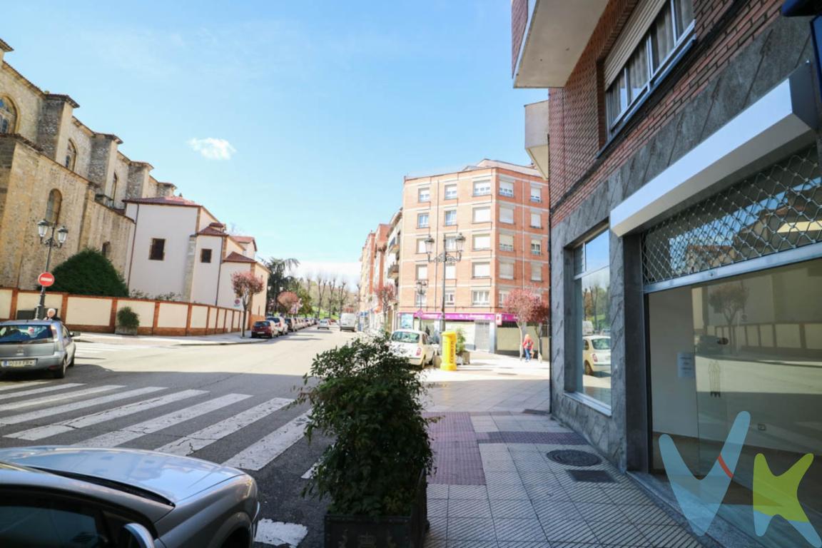 ¡EXCELENTE UBICACIÓN! Local con vistoso escaparate, ventilación cruzada y licencia en vigor.Se vende local comercial de 115 m² construidos, muy bien situado, a solo 5 minutos a pie del Ayuntamiento de Oviedo, junto al Colegio de los Dominicos y la Iglesia de Santo Domingo, en una zona con gran afluencia de peatones y tráfico rodado.El local cuenta con un amplio escaparate a la calle, lo que le proporciona gran visibilidad. Dispone de ventilación cruzada gracias a una ventana trasera que aporta luz natural y aireación.La distribución actual incluye un amplio espacio principal diáfano, dos despachos independientes y dos aseos, permitiendo combinar zonas de atención al público con áreas privadas de trabajo. Si se desea, puede devolverse fácilmente a su configuración original completamente diáfana, lo que lo convierte en un espacio muy versátil y adaptable a distintas actividades.Licencia en vigor, ideal para iniciar actividad de inmediato. Perfecto para oficinas, consultas, despachos profesionales, academias o negocios que busquen una ubicación céntrica y representativa.Para más detalles o para concertar una visita, no dude en ponerse en contacto. Venga a conocer el lugar donde su negocio crecerá y prosperará, en un entorno lleno de posibilidades y dentro de una comunidad en continuo crecimiento. Este local con un emplazamiento estratégico, no solo es un espacio, es el comienzo de una nueva historia de éxito.No incluido en el precio el Impuesto de Transmisiones Patrimoniales y los gastos de Notaría y Registro.