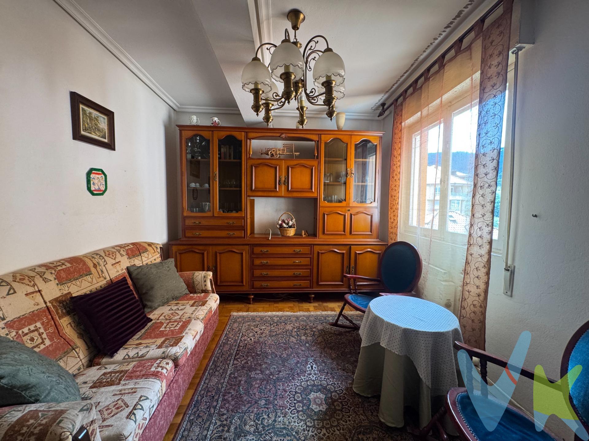 Piso Exterior y Luminoso en el Corazón de Los Corrales. Descubre este espacioso piso de 115 m² con una ubicación inmejorable en el centro de Los Corrales, perfecto para quienes buscan una vida cómoda y bien conectada. Con una orientación exterior que garantiza una gran luminosidad a lo largo de todo el día, la vivienda se presenta como una excelente oportunidad para reformar y personalizar a tu gusto. El inmueble cuenta con tres amplias habitaciones y dos baños completos, ofreciendo un espacio ideal para familias. Aunque semi reformado, mantiene el encanto de sus suelos de parquet, que le otorgan calidez y elegancia. Además, dispone de un práctico trastero y ofrece vistas despejadas que te permitirán disfrutar del entorno. Características Adicionales. •	Amplio y con vistas: Sus 115 m² y la orientación Sur/Oeste lo hacen muy espacioso y luminoso. •	Zona y servicios: Situado en una de las mejores zonas del pueblo, a pocos pasos de colegios, zonas verdes, gimnasios y supermercados. •	Conectividad: La vivienda está excelentemente comunicada, con paradas de autobús cercanas, accesos rápidos a la autopista y a la estación de tren. La playa está a solo media hora en coche. •	Comunidad: El vecindario es muy tranquilo y la zona ofrece gran facilidad para aparcar. Este piso es la opción ideal si buscas un hogar espacioso y bien ubicado, con el potencial de convertirlo en la casa de tus sueños. ¡No dejes pasar esta oportunidad!. Gastos de la transacción:. El adquirente de esta magnífica vivienda correrá con el coste de notaria e inscripción de la escritura en el Registro de la Propiedad. Además se hará cargo del impuesto de Transmisiones Patrimoniales, que será de sólo un 7% si va a destinar la vivienda a su residencia habitual. 
