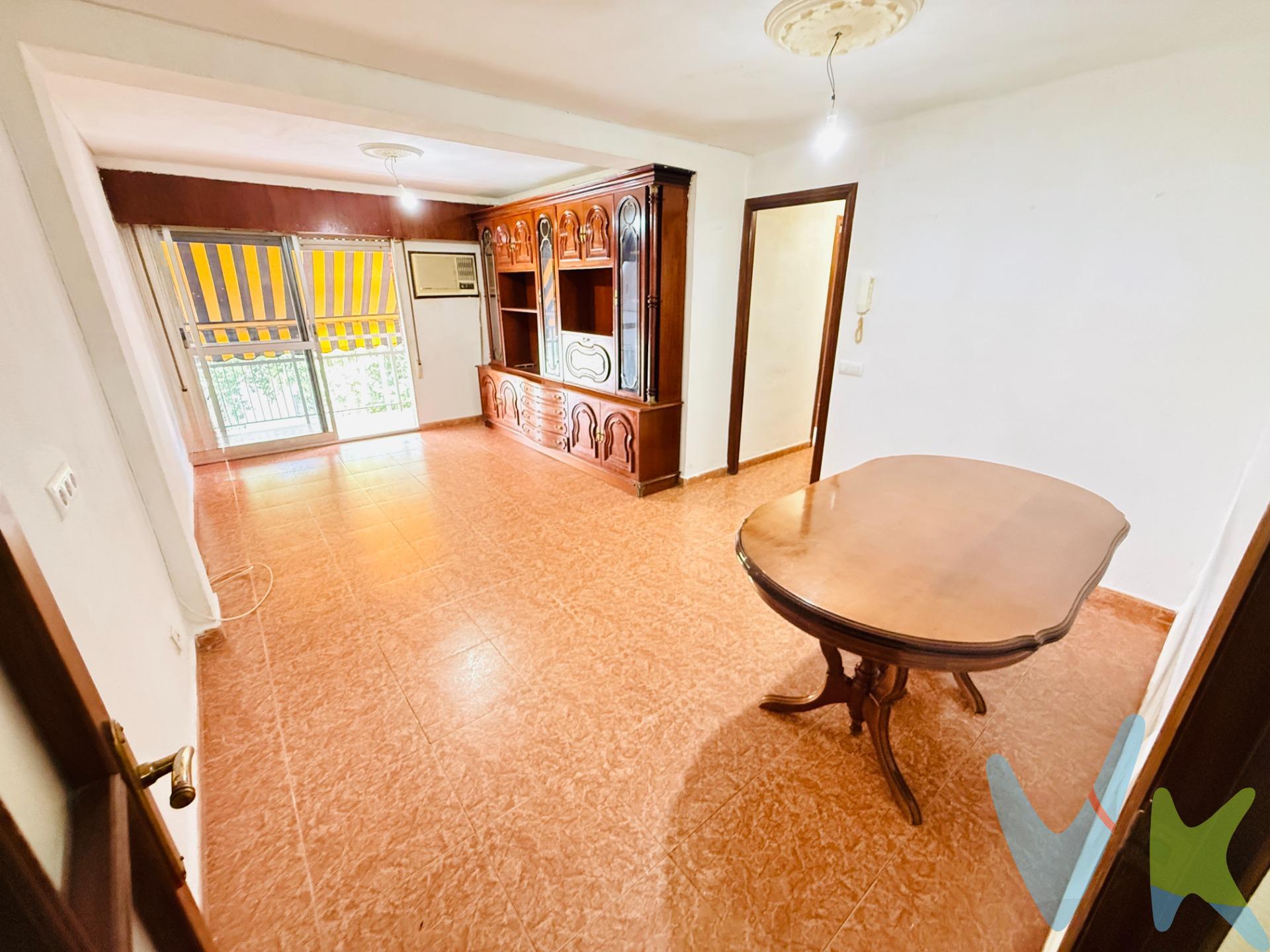 En venta piso con 77 m² construidos, en planta intermedia de edificio con ascensor (recién instalado). Consta de 3 dormitorios y 1 baño, y un amplio salón de paso con casi 20m² con acceso una gran terraza. En su mayor medida la vivienda es exterior (salón y dos dormitorios ). Cocina amueblada. Baño con placa ducha La vivienda se encuentra totalmente habitable aunque es recomendable una adecuación o reforma. Comunidad adaptada a personas con movilidad reducida. Cuota de comunidad 65€/mes (agua incluida). Situada en una excelente zona del Campo de La Verdad, entre oficina de Correos de Ctra. de Castro y Plaza del Mediodia. Rodeada de todo tipo de establecimientos, parada de bus / taxi . INFORMACIÓN RELEVANTE. Para cumplir con la normativa vigente tenemos a disposición del cliente el Documento Informativo Abreviado (DIA) así como la información mínima solicitada en el artículo 31 de la Ley 12/2023, de 24 de mayo, por el Derecho a la Vivienda. Respecto al precio de venta indicado, éste, no tiene caducidad, y puede ser alterados sin previo aviso. En caso de venta, el precio corresponde únicamente al inmueble, sin incluir mobiliario, salvo se indique lo contrario, y de forma expresa. En cumplimiento de las obligaciones de información previstas en la Ley 10/2025, de 28 de diciembre, de servicios de atención a la clientela y transparencia, así como en la normativa sectorial vigente, se hace constar que el precio indicado NO INCLUYE los gastos e impuestos inherentes a la adquisición, los cuales se desglosan a continuación:. • Impuesto sobre Transmisiones Patrimoniales (ITP)(*): Se aplicará el tipo impositivo vigente en la Comunidad Autónoma de Andalucía (generalmente el 7%), sin perjuicio de tipos reducidos del 3,5%, 1,2% o 1% aplicables según las circunstancias personales del comprador o las características del inmueble. El impuesto se devenga sobre el Valor de Referencia de Catastro o el precio de venta, aquel que resulte superior. • Honorarios Agencia del comprador: 2,5 % del precio final de venta más el 21% de IVA (con un mínimo de 3.500 € más el 21% de IVA). • Gastos de Notaría: Los honorarios notariales se calcularán conforme al arancel oficial regulado en el Anexo I, del Real Decreto 1426/1989, de 17 de noviembre, por el que se aprueba el arancel Notarial. • Gastos de Registro: La inscripción en el Registro de la Propiedad se facturará según el arancel oficial establecido en el ANEXO I, del Real Decreto 1427/1989, de 17 de noviembre, por el que se aprueba el arancel Notarial. • Gastos de Gestión (Gestoría): Los honorarios por la tramitación administrativa, liquidación de impuestos e inscripción registral ascienden a unos 600€ aproximadamente (IVA incluido). (*)Para una información exhaustiva sobre el funcionamiento, tipos impositivos y bonificaciones del ITP en Andalucía, puede consultar el portal oficial de la Agencia Tributaria de la Junta de Andalucía. FINANCIACIÓN: Si lo desea, ponemos a su disposición un estudio profesional previo, gratuito y personalizado de financiación para la compra del inmueble. 