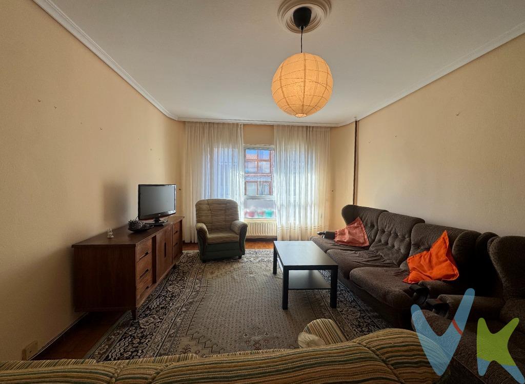 Piso de tres dormitorios con buhardilla-estudio en Los Corrales de Buelna (Cantabria). Amplia vivienda exterior en el centro de Los Corrales de Buelna. Se vende piso de 96 m², totalmente exterior y muy luminoso, ubicado en calle céntrica de carácter residencial. La vivienda se distribuye en:. •	3 dormitorios dobles. •	Salón amplio y luminoso. •	Cocina equipada en buen estado. •	1 baño completo + 1 aseo. Cuenta con excelentes calidades: suelos de parquet de castaño, puertas de roble, ventanas de aluminio con rotura de puente térmico y puerta de seguridad. Dispone además de una gran buhardilla con instalación eléctrica, ideal como estudio, despacho o zona de ocio. Ubicación privilegiada, con todos los servicios a pie de calle. Calificación energética: F. Gastos de transacción:. Será de cuenta del adquirente el pago del impuesto de transmisiones patrimoniales, cuyo tipo impositivo oscila entre el 5% y el 9% dependiendo del caso. También asumirá los gastos de notaria y de inscripción de la titularidad en el Registro de la Propiedad.