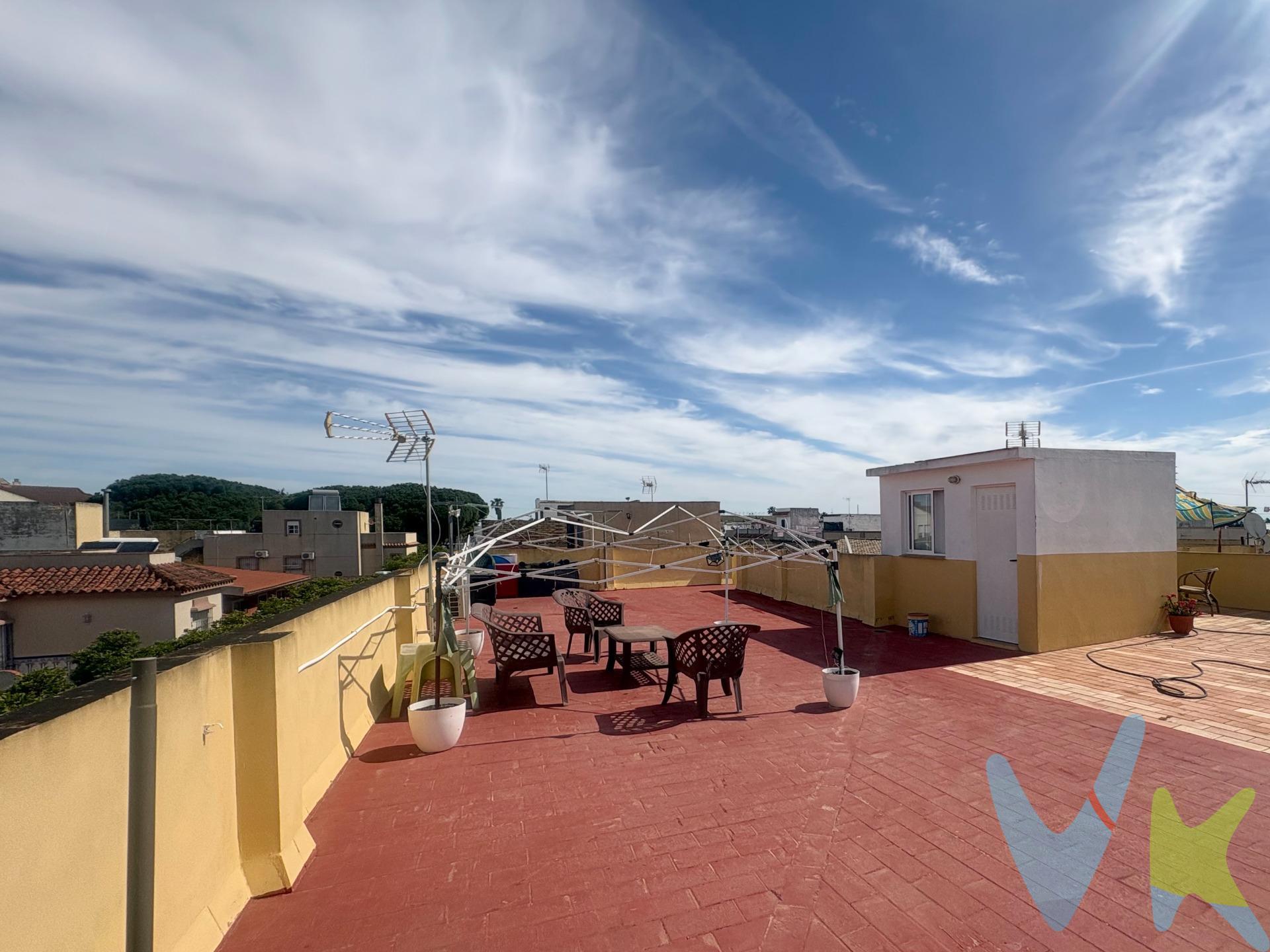 Situado en la Barriada de la Milagrosa, encontramos este acogedor piso que destaca por su amplia azotea de 89 m². Este espacio exterior es ideal para disfrutar del sol durante todo el día y organizar encuentros al aire libre con amigos y familiares. El inmueble se caracteriza por su luz, lo cual crea un cálido ambiente en cada una de sus estancias. Además, está listo para entrar a vivir sin necesidad de realizar reformas adicionales; simplemente trae tus pertenencias y comienza tu nueva vida aquí. La ubicación ofrece fácil acceso a comercios locales, transporte público y servicios básicos necesarios para el día a día. No pierdas esta oportunidad única de adquirir una propiedad tan bien situada. ¡NO LO DUDES Y LLAMANOS! TE LA MOSTRAREMOS ENCANTADOS.. Disponemos del Documento Informativo Abreviado de la propiedad (D.I.A), según Decreto 218/2005, de 11 de octubre. La Agencia Inmobiliaria también dispone de Seguro de Caución, para la garantía y protección de las cantidades económicas entregadas como señal para la reserva de una vivienda. Así mismo, informamos que los gastos Notariales, Registrales, ITP, Honorarios de la Agencia y otros gastos inherentes a la compraventa no está incluidos en el precio. Por mandato expreso del propietario, comercializamos este inmueble en exclusiva compartida, lo que le garantiza el acceso a toda la información, a un servicio de calidad, un trato fácil, sencillo y sin interferencias de terceros. Por este motivo, se ruega no molestar al propietario, a los ocupantes de la propiedad o a los vecinos. Muchas gracias por su comprensión